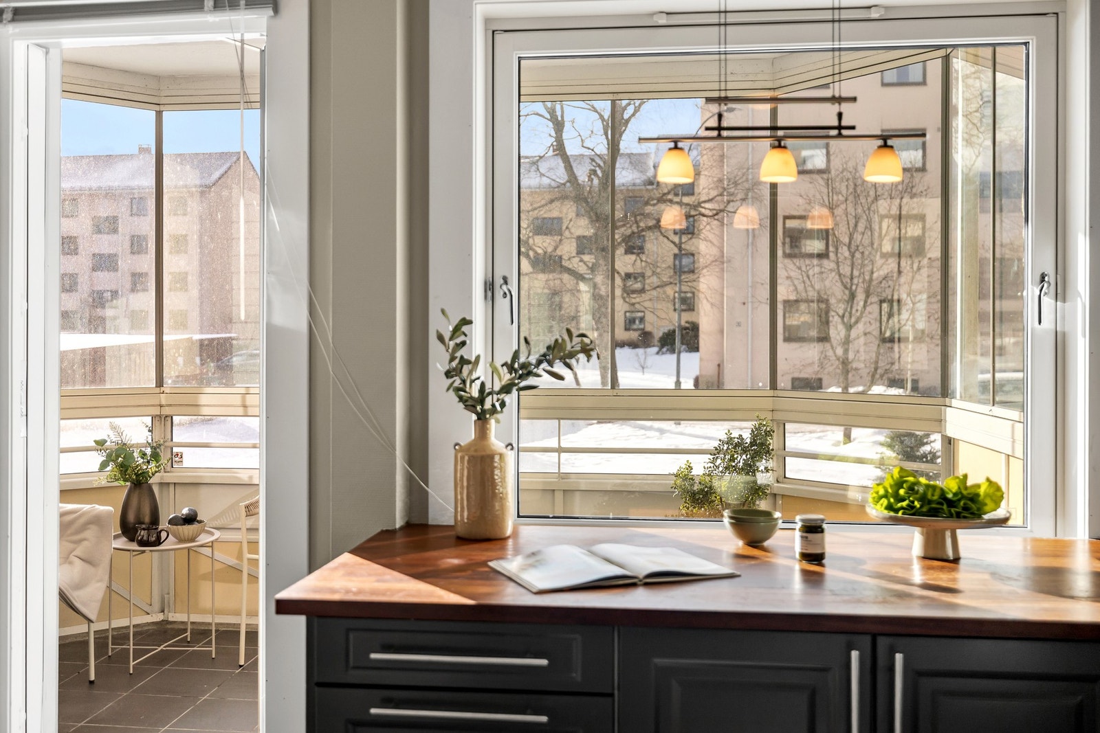 Vinduer og balkongdør har karmer av tre og tolags glass fra 2014. Galleribilde