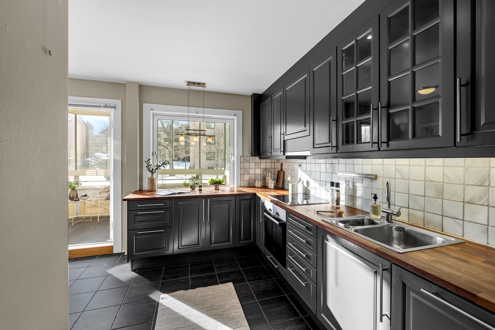 Innredningen har profilerte fronter og heltre benkeplate med nedfelt oppvaskkum. Galleribilde