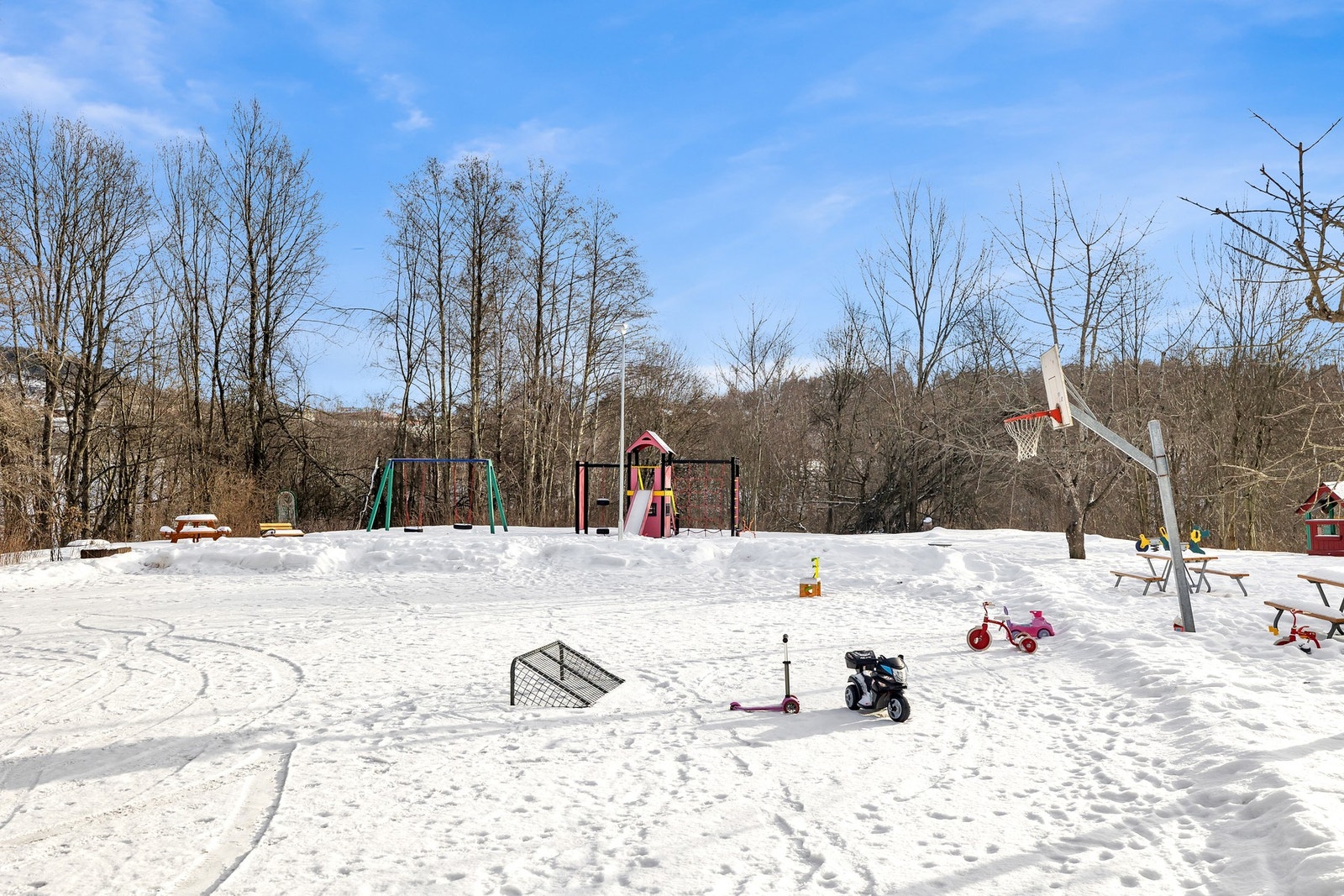 Felles lekeplass vinter. Galleribilde