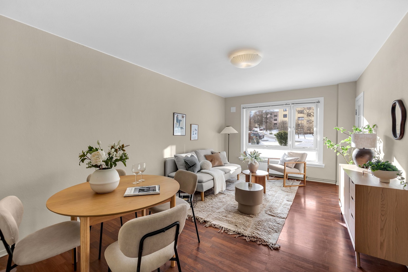 En lys og velholdt 3-roms leilighet beliggende i et attraktivt og grønt boligområde på Frysja. Galleribilde