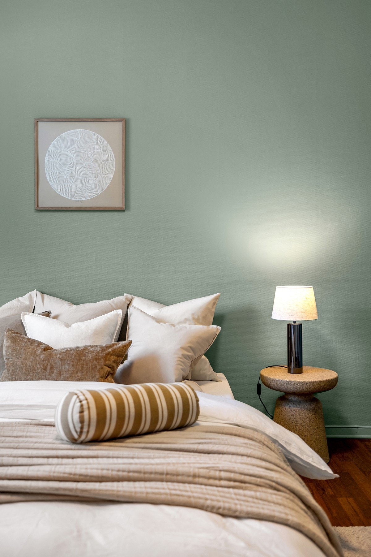 Hovedsoverommet er romslig og har plass til dobbeltseng, nattbord på begge sider og øvrig møblement. Galleribilde