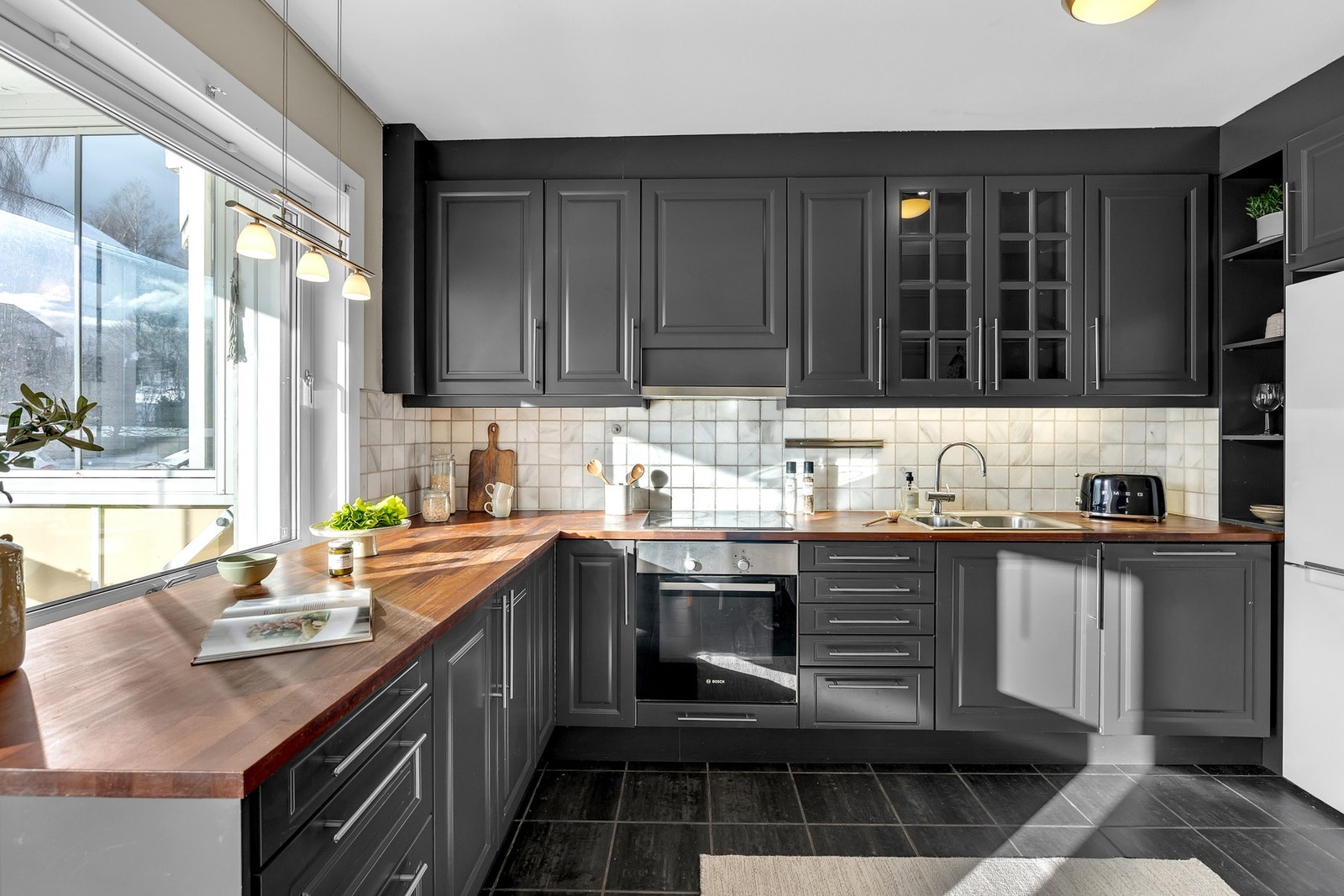 Kjøkkenet er utstyrt med integrert komfyr og platetopp, innfelt kjøleskap med frysedel og integrert oppvaskmaskin. Stekeovn og oppvaskmaskin er fra 2016. Galleribilde