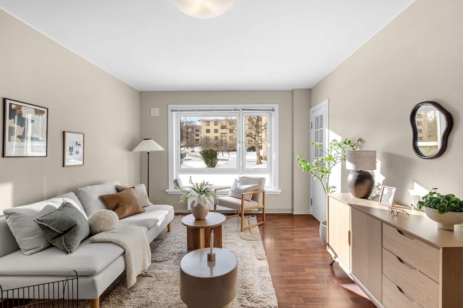 Store vindusflater slipper inn rikelig med dagslys og bidrar til en luftig romfølelse. Galleribilde