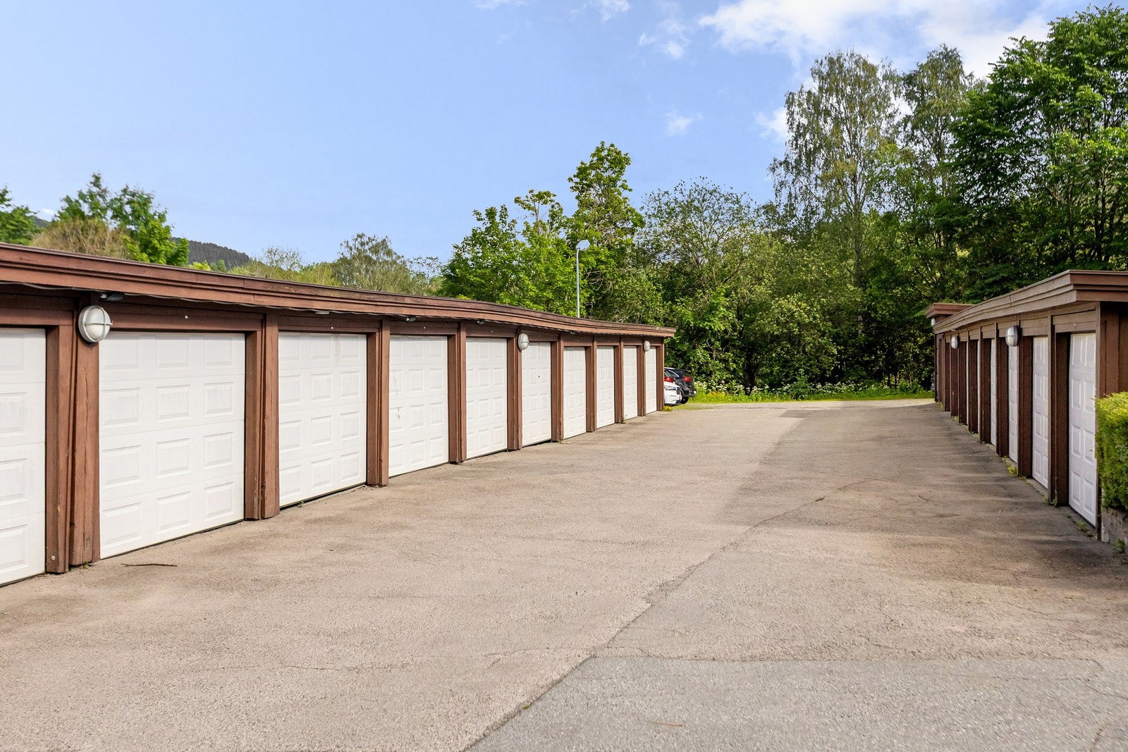 Garasjer tildeles etter venteliste via styret. Galleribilde