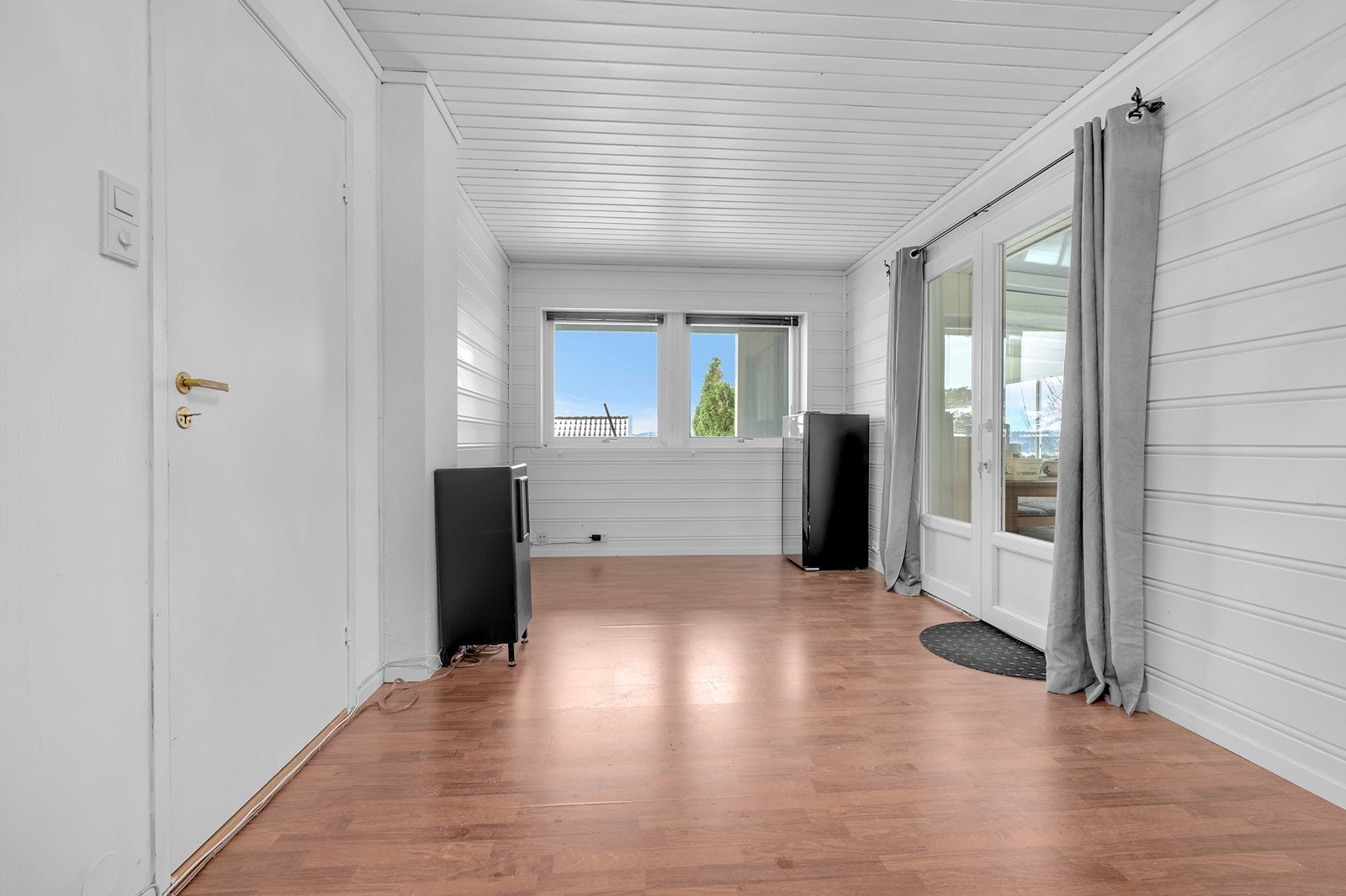 Dette rommet er svært romslig og har direkte adgang til innglasset balkong. Galleribilde