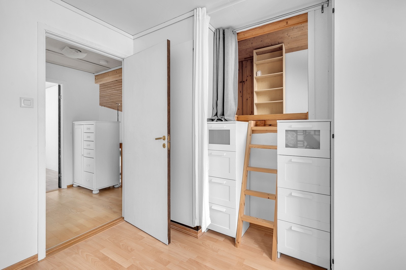 Fra soverommet er det trapp opp til svært romslig bod med vindu. Kan benyttes som lekerom, kontor, lagringsrom eller lignende. Galleribilde