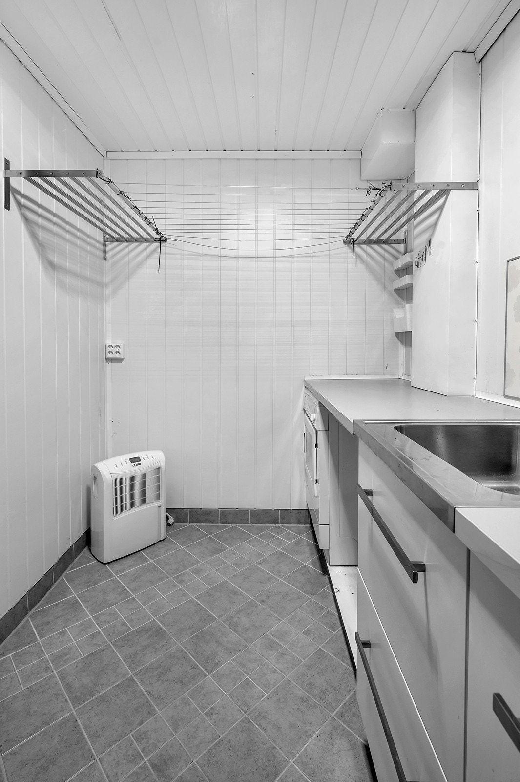 Ca. 200 liters varmtvannstank fra rundt 2013 er innebygd på vaskerom. Galleribilde