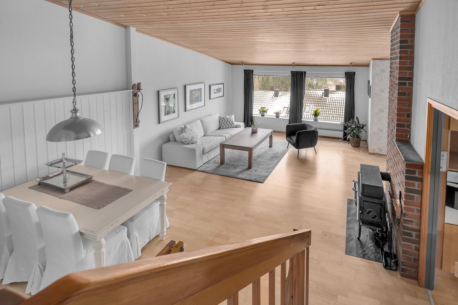 Romslig stue med store vindusflater som gir rikelig med lysinnslipp og utsikt. Galleribilde