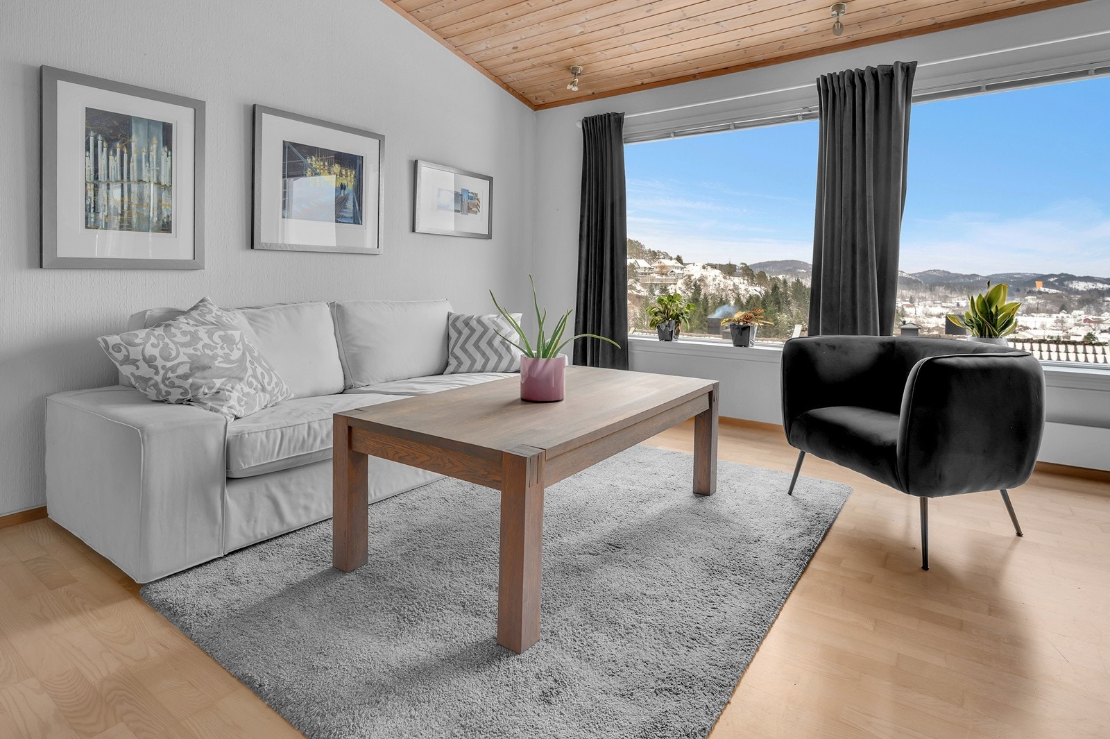 Det er utført enkelte oppgraderinger og oppussing av boligen. Galleribilde