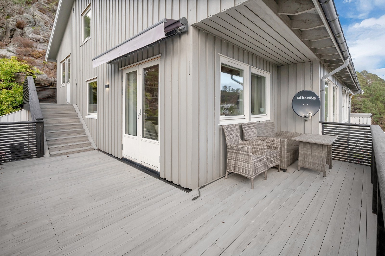 Romslig med god plass til ulike sittegrupper. Selger informerer om at det er byttet følgende på vestveggen i nyere tid: kledning, vinduer og balkongdør på soverom. Galleribilde