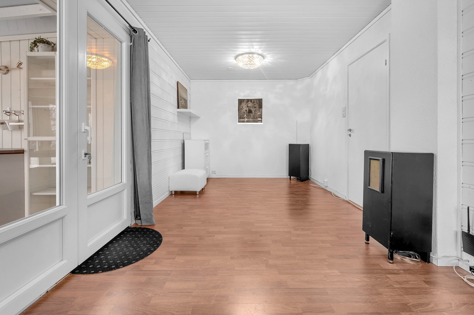 Innredet rom i 1 etasje. Det er varmekabler i gulv på dette rommet. Galleribilde