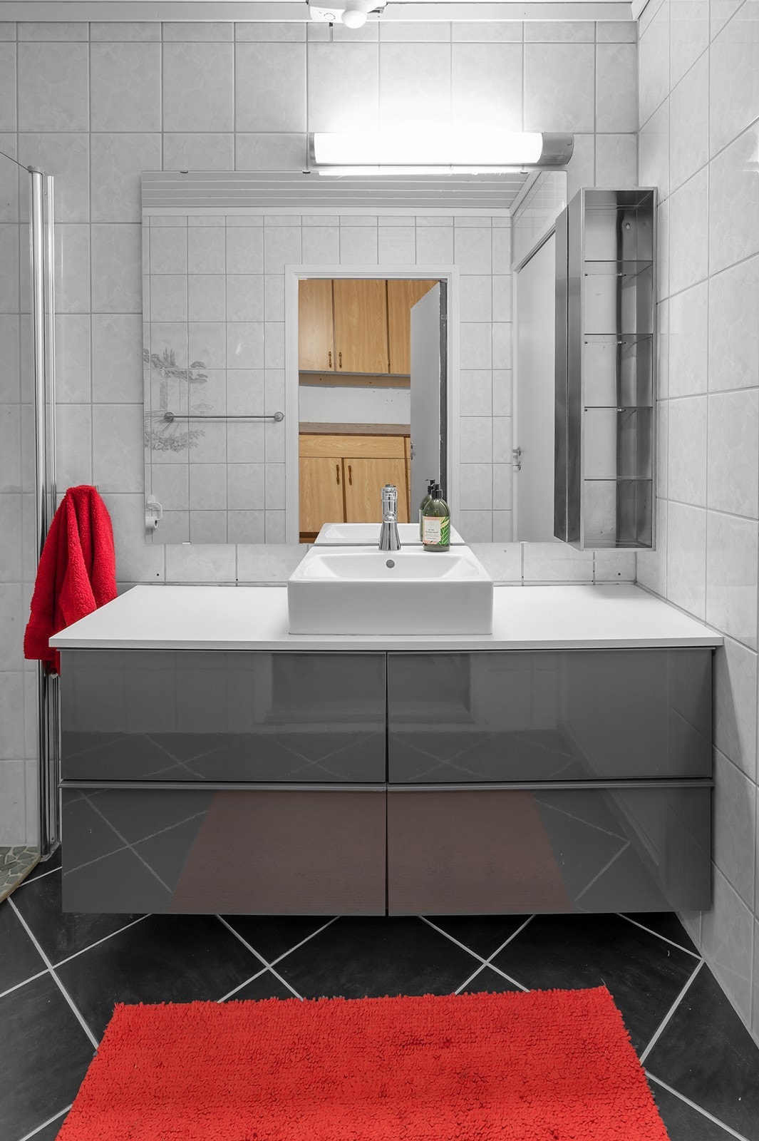 Badet fremstår moderne og funksjonelt. Varmekabler i gulv. Galleribilde