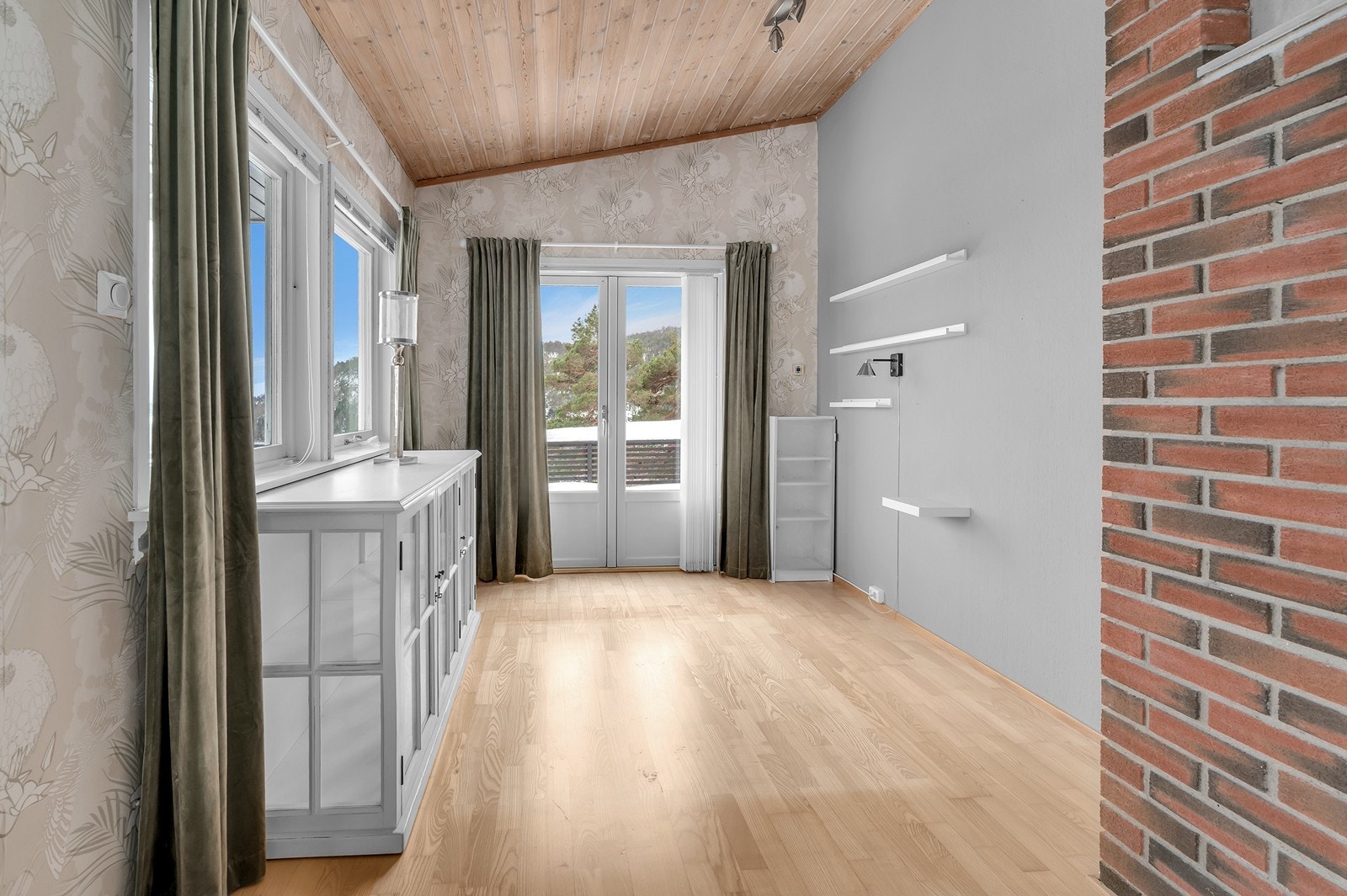 Direkte adgang til solrik veranda fra stuen. Galleribilde