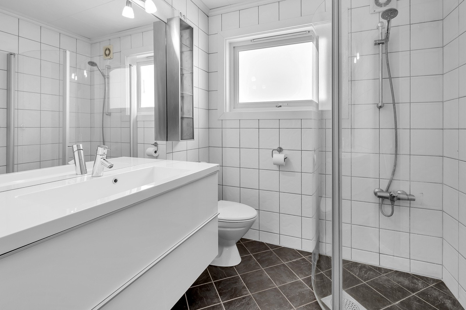 Bad er pusset opp i 2004. Varmekabler i gulv. Galleribilde