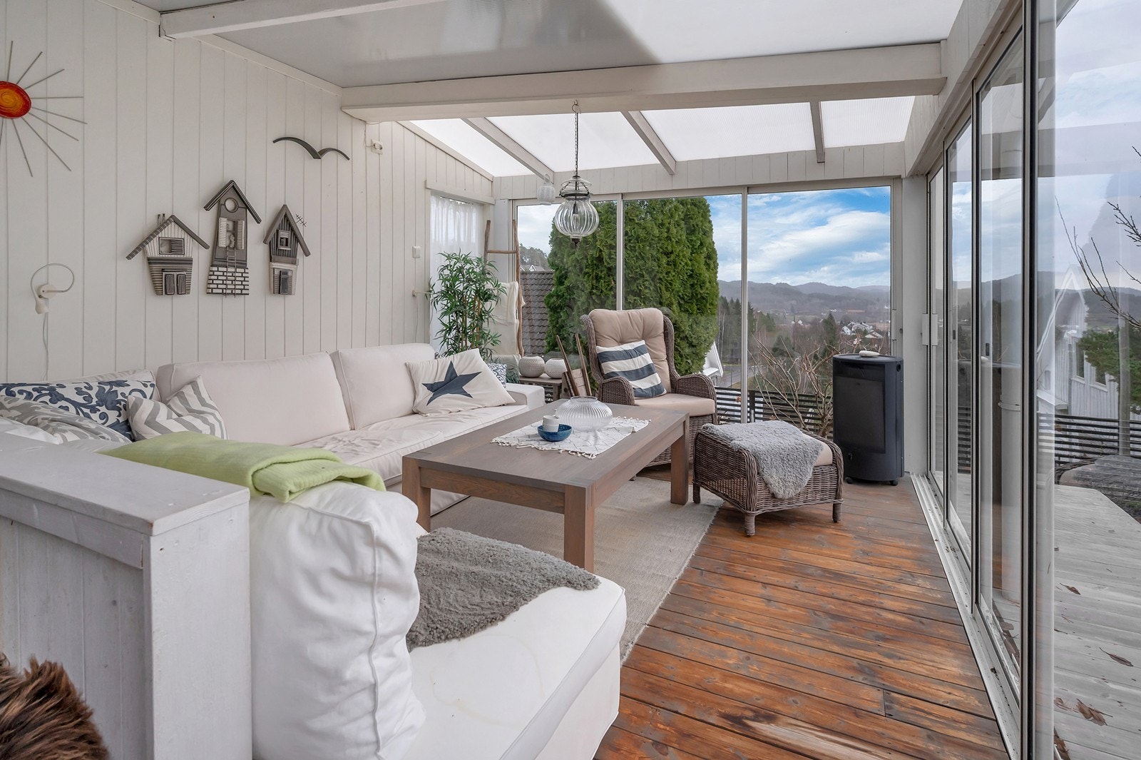 Her har man plass til sosiale sammenkomster. Skillevegg til venstre er løs og kan enkelt løftes bort om ønskelig. Galleribilde