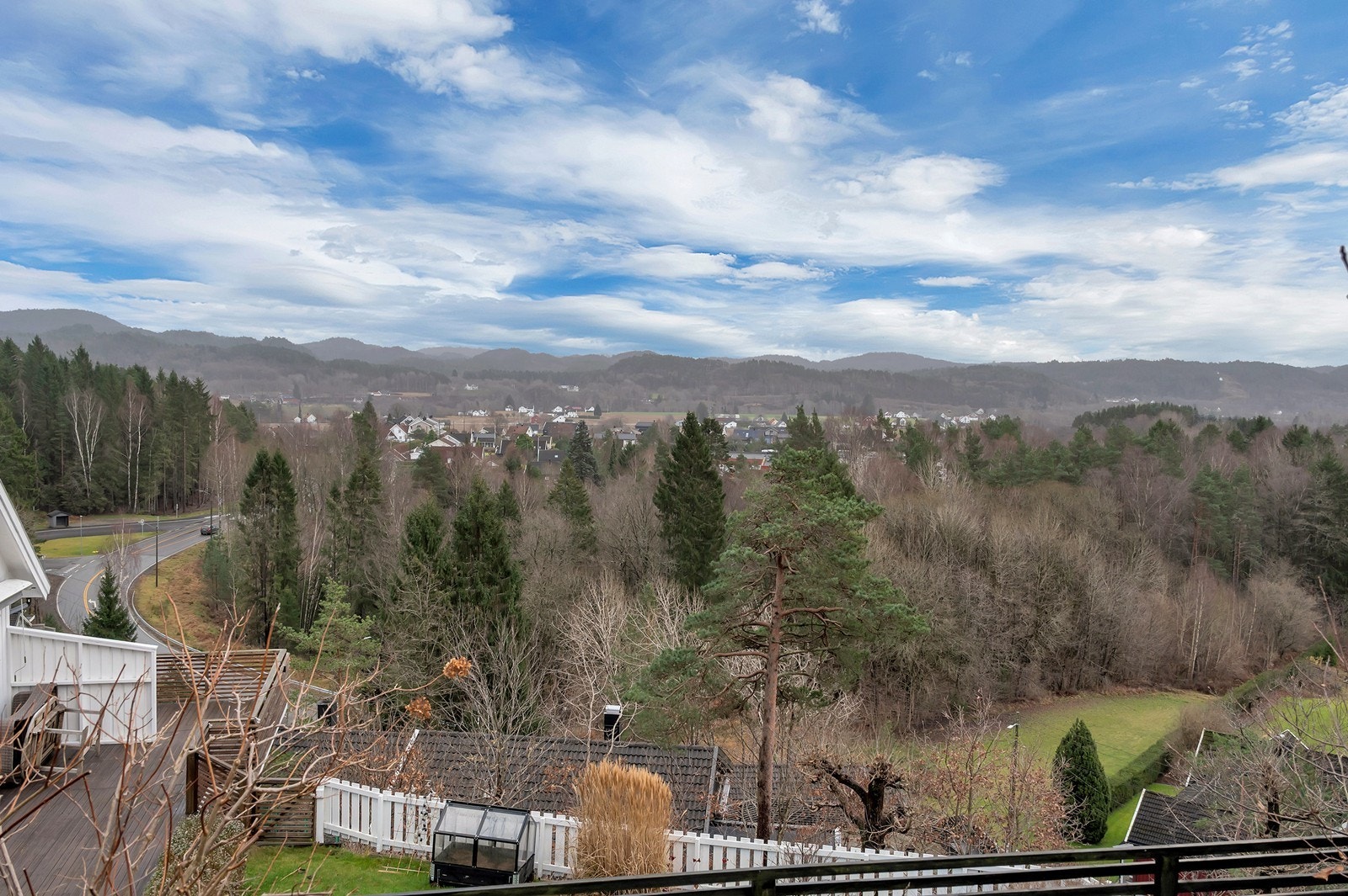Boligen ligger i et barnevennlig og veletablert boligområde på Tveit. Lekeplass, aktivitetsanlegg, flotte turområder, barnehage og skole i nærheten. Galleribilde
