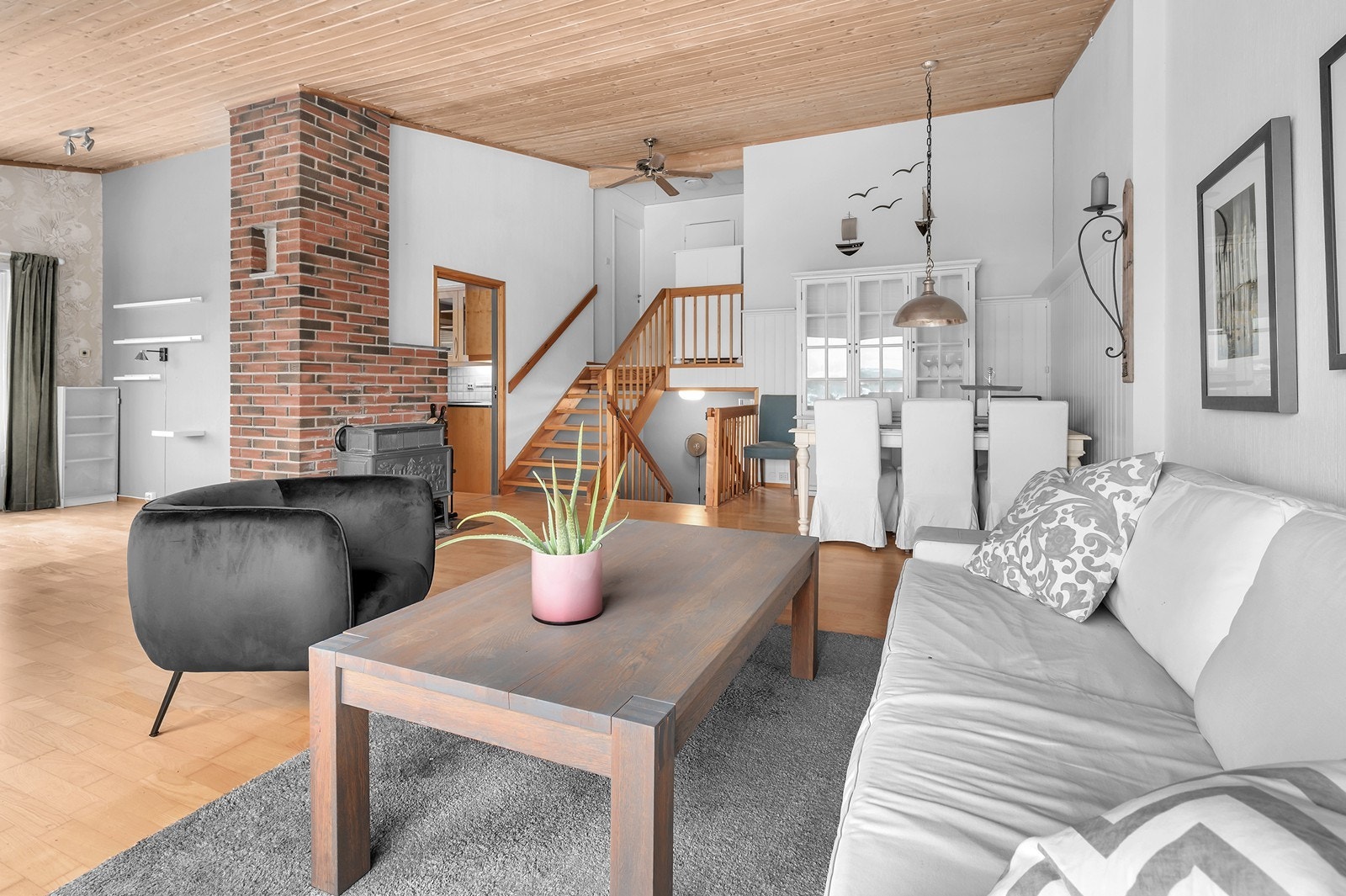 Vedfyrt ovn i stue. Galleribilde