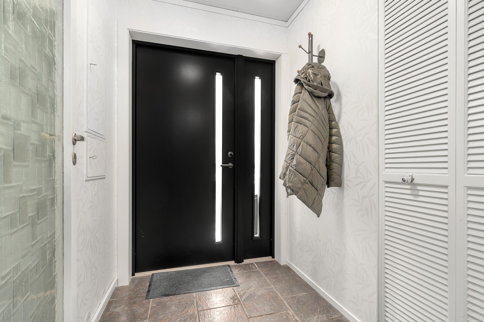 Velkommen inn! Inngangsdør er fra 2018/2019. Galleribilde