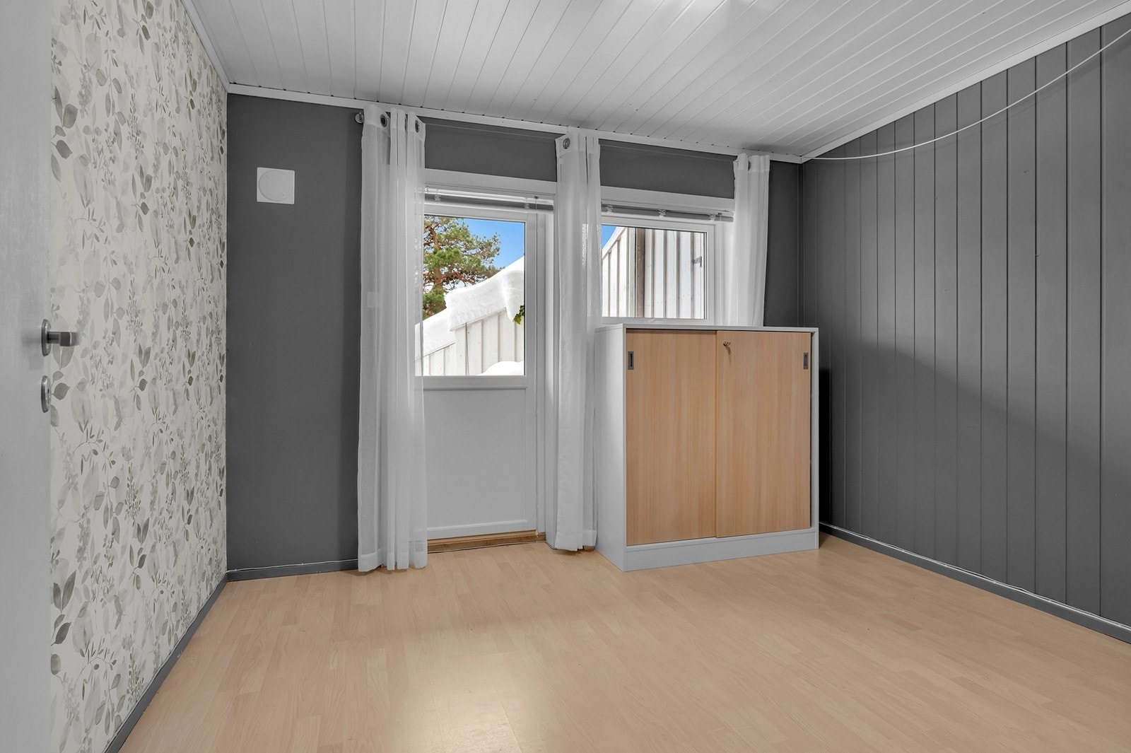 Innredet rom med direkte adgang til terrasse med jacuzzi! Galleribilde