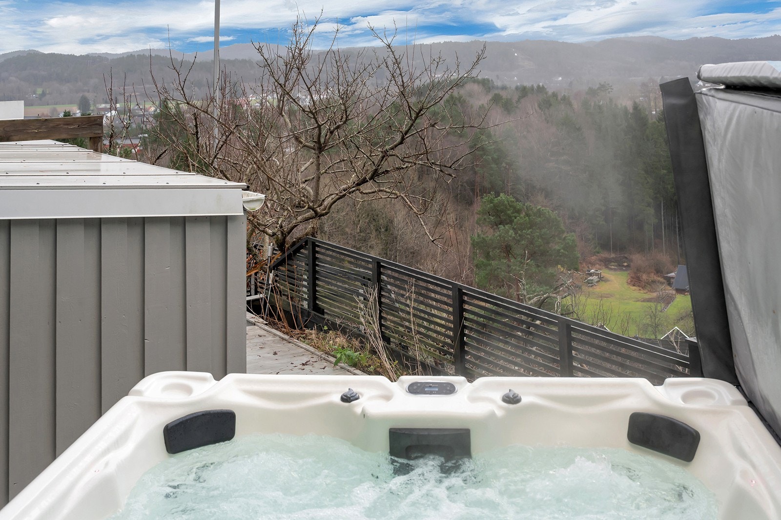 Jacuzzi og herlig utsikt. Galleribilde