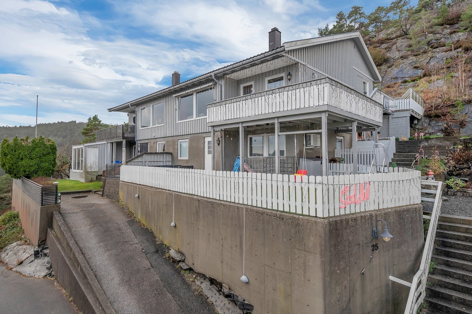 Tomannsboligen ligger på enden til venstre. Parkeringsplass på tomten. Ca. 15 minutter til kvadraturen, ca. 10 minutter til Sørlandsparken. Svært barnevennlig beliggenhet. Galleribilde