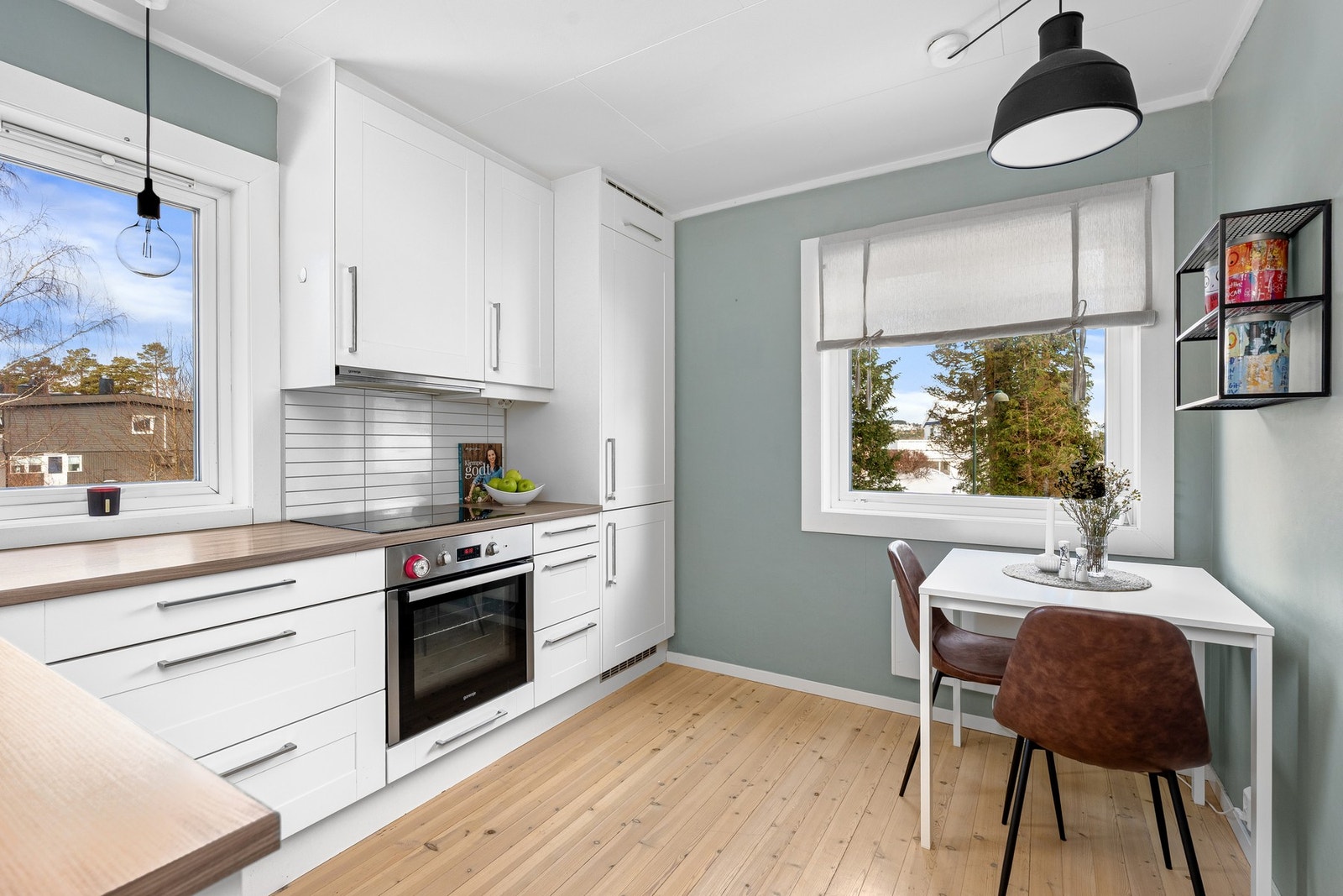 Det er plass til spisebord på kjøkkenet Galleribilde