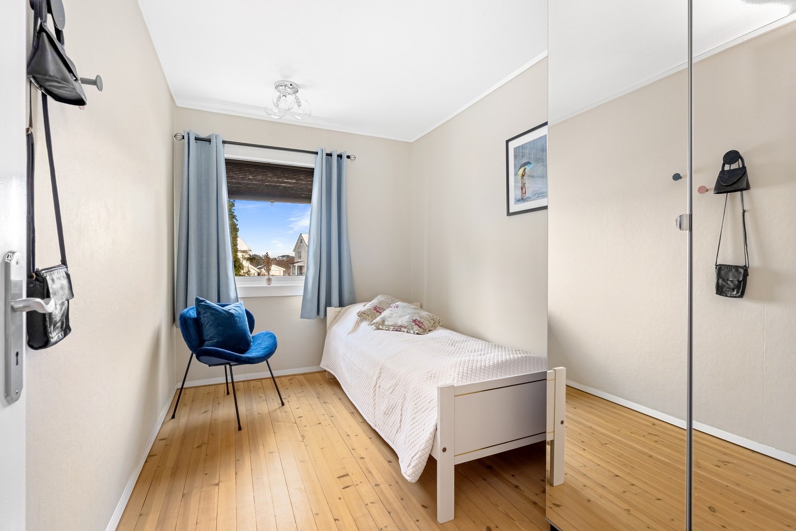 Soverom 2 med garderobeskap Galleribilde