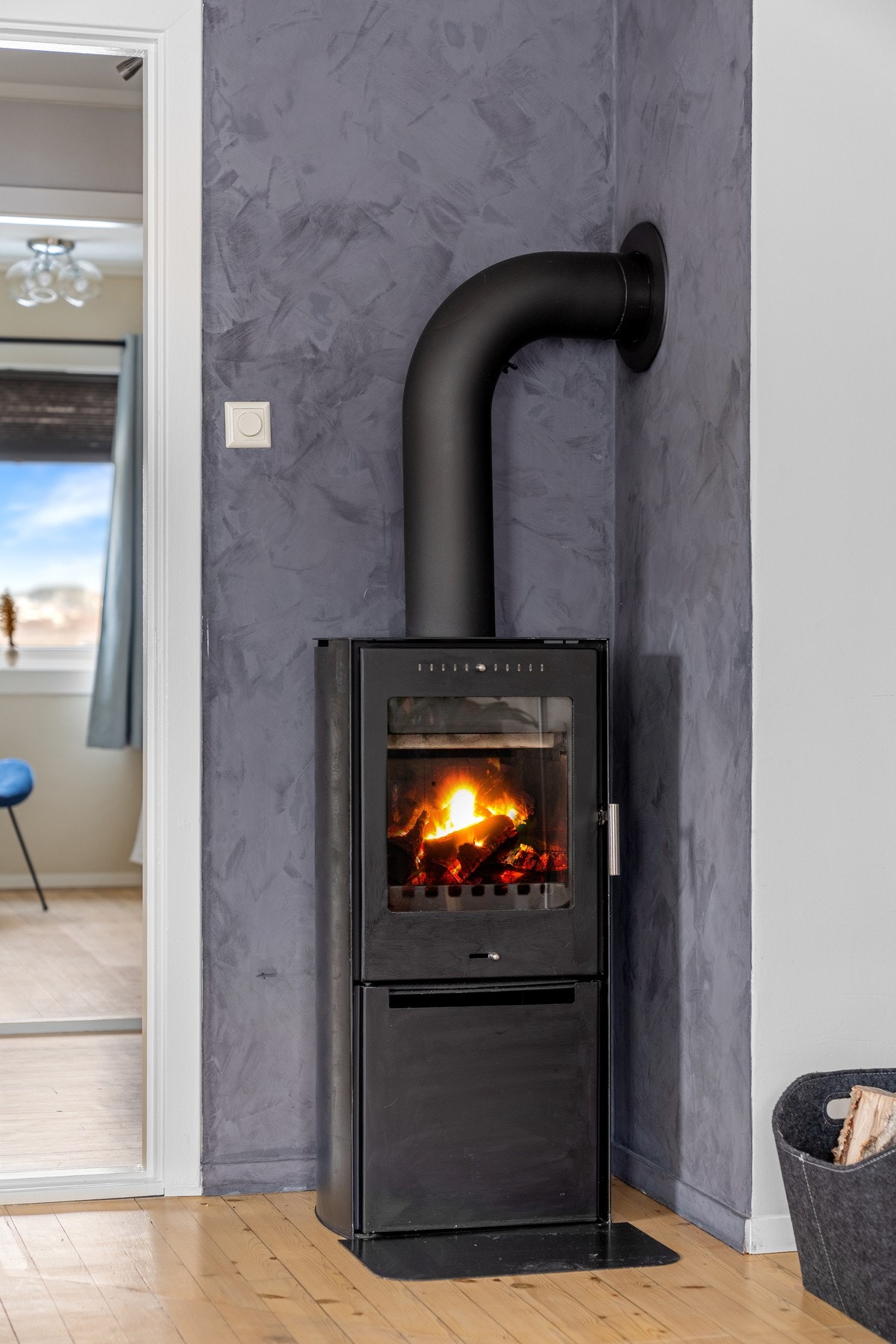 Behagelig oppvarming med vedovn Galleribilde