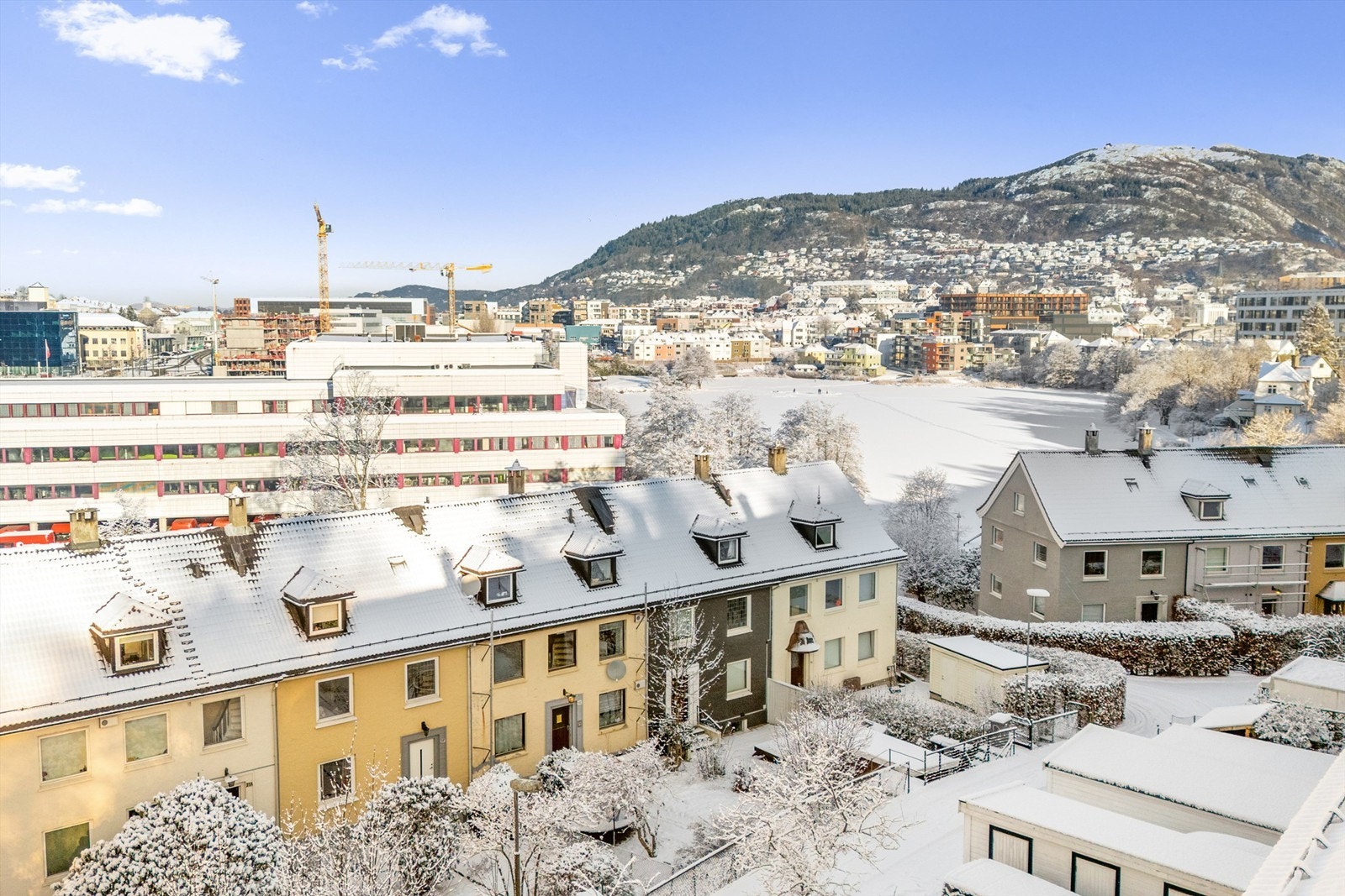 Leiligheten har en superfin beliggenhet med nærhet til bybanen, parker med fine grøntområder, cafeèr og alt av servicetilbud. Galleribilde