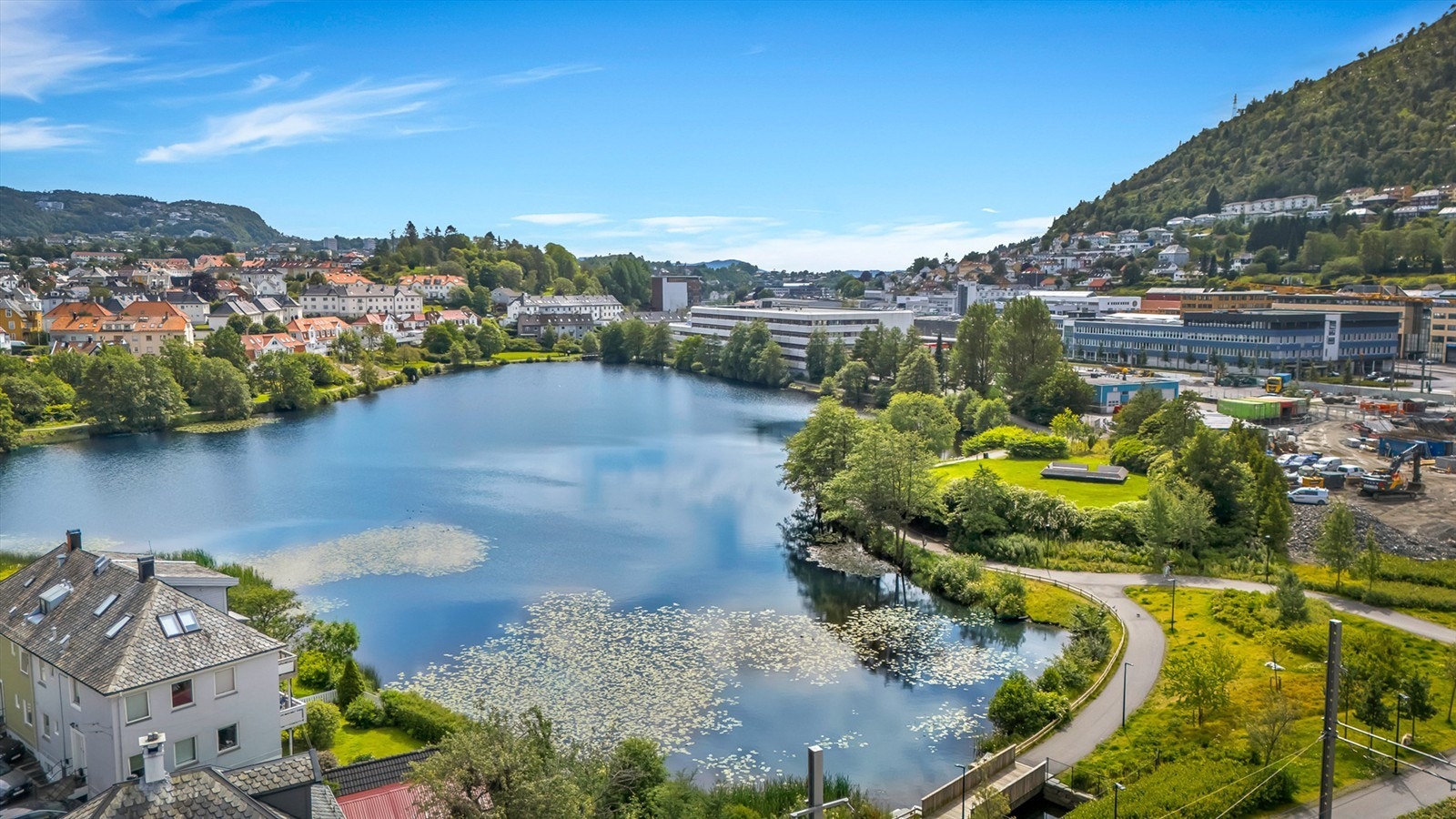 Utbyggingen langs Solheimsvannet er en del av en større transformasjon av Mindemyren-området, der industri skal erstattes av blant annet boliger og nye parkområder. Galleribilde
