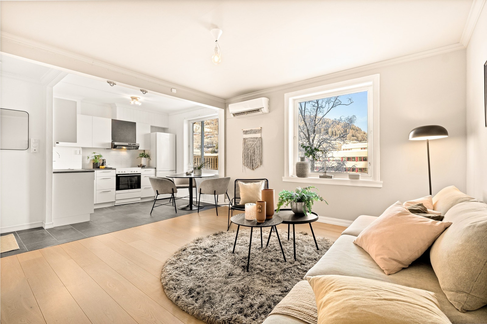 Velkommen til Svaneviksveien 31 D v/ Cecilie Wilhelmsen og Bente Østervold - Krogsveen Galleribilde