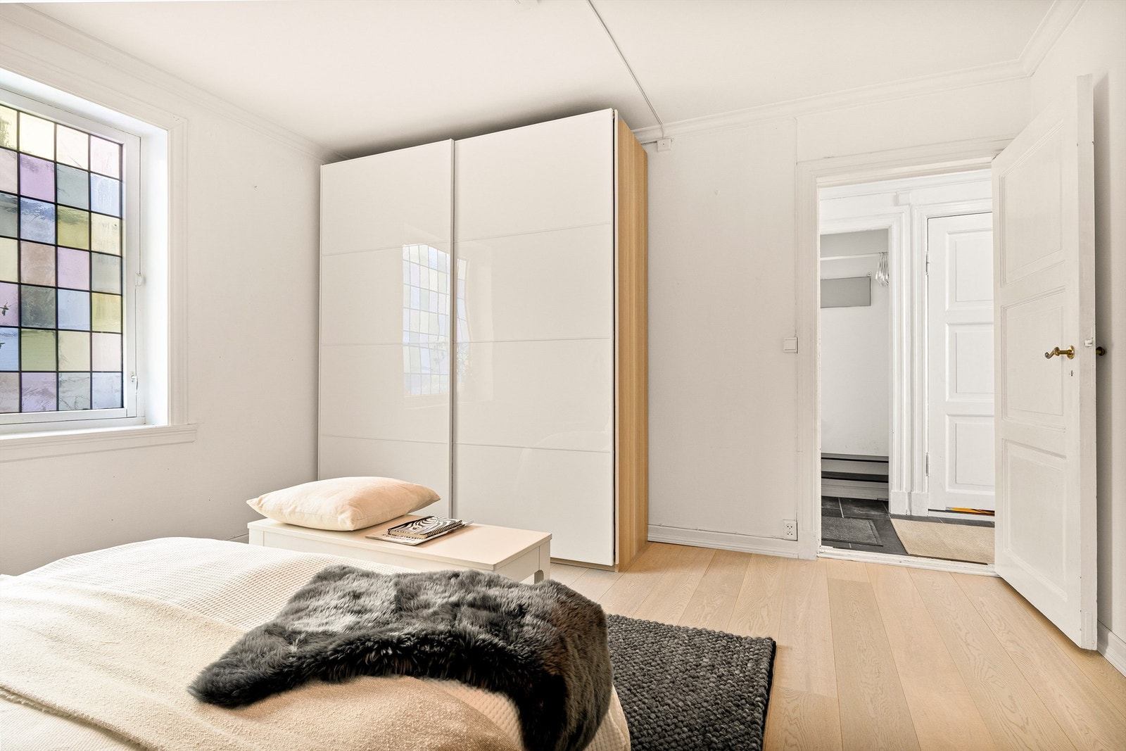 Garderobeskap medfølger. Galleribilde