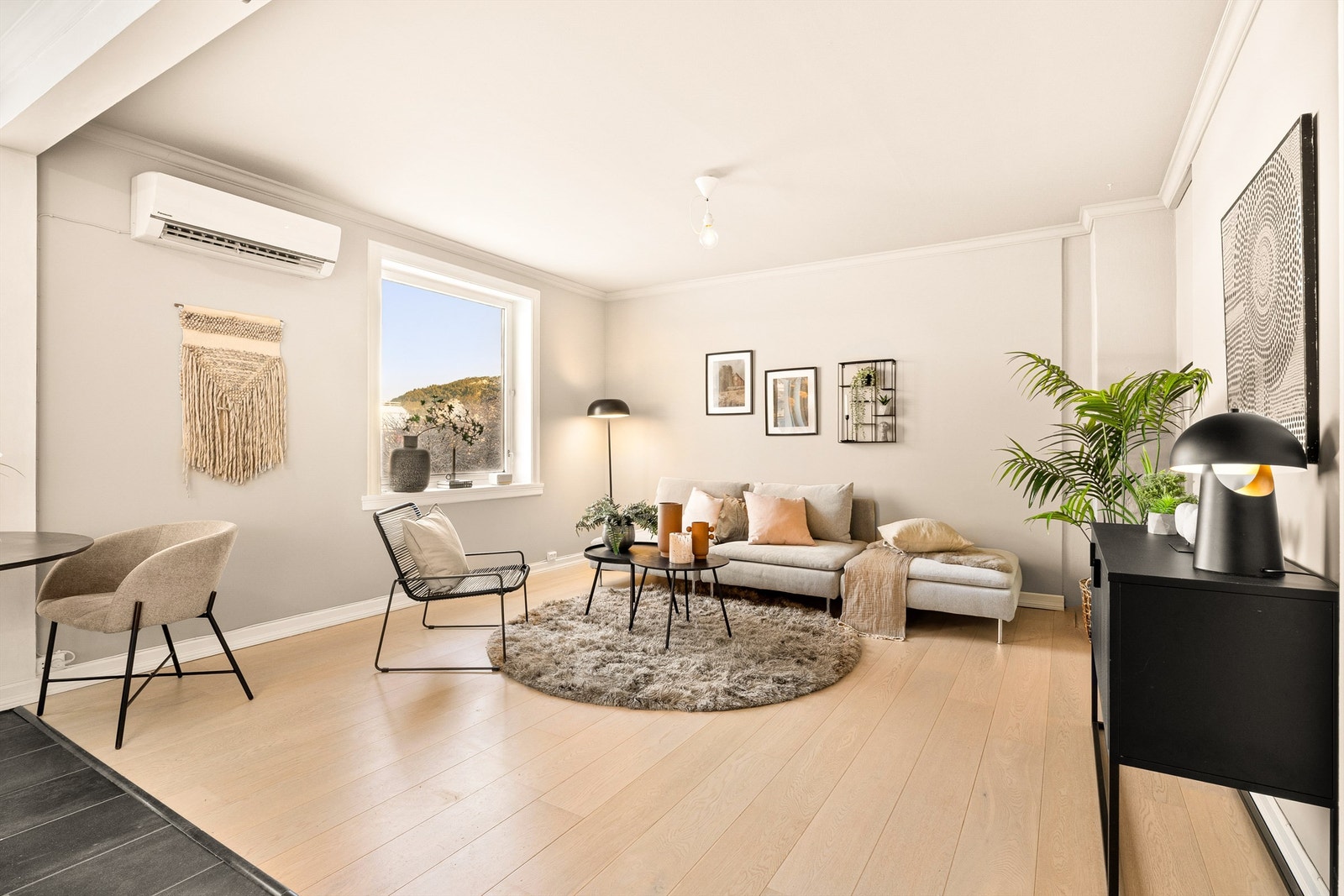 Leiligheten ligger fint til i byggets 2. etasje og har en flott utsikt over blant annet Solheimsvannet. Galleribilde