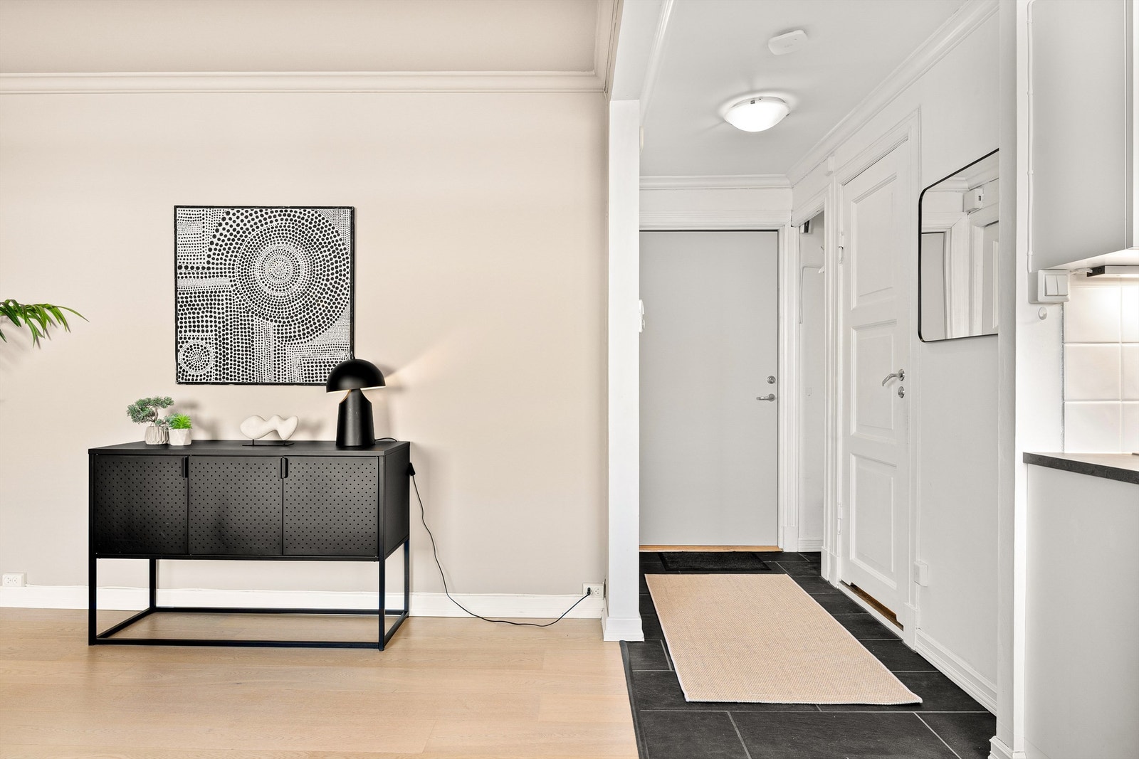 Gangen leder videre til leilighetens bad og soverom. Galleribilde