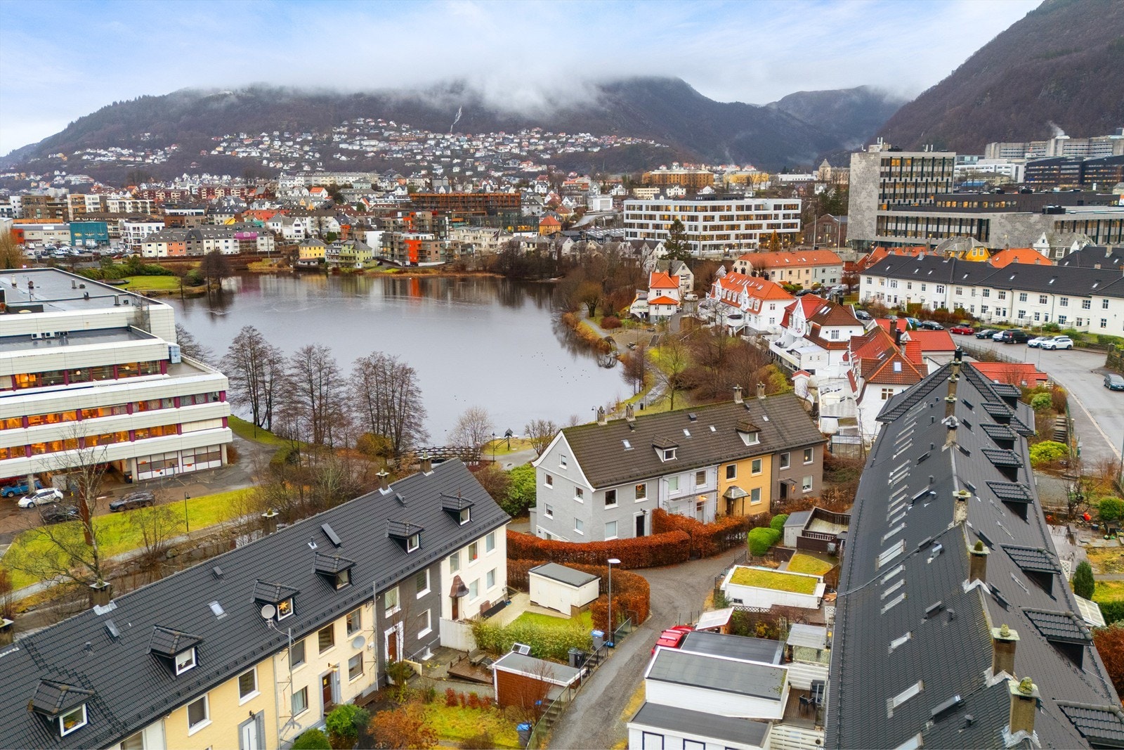 Leiligheten ligger i en rolig gate samtidig som man har få minutter til alt man trenger i hverdagen. Galleribilde