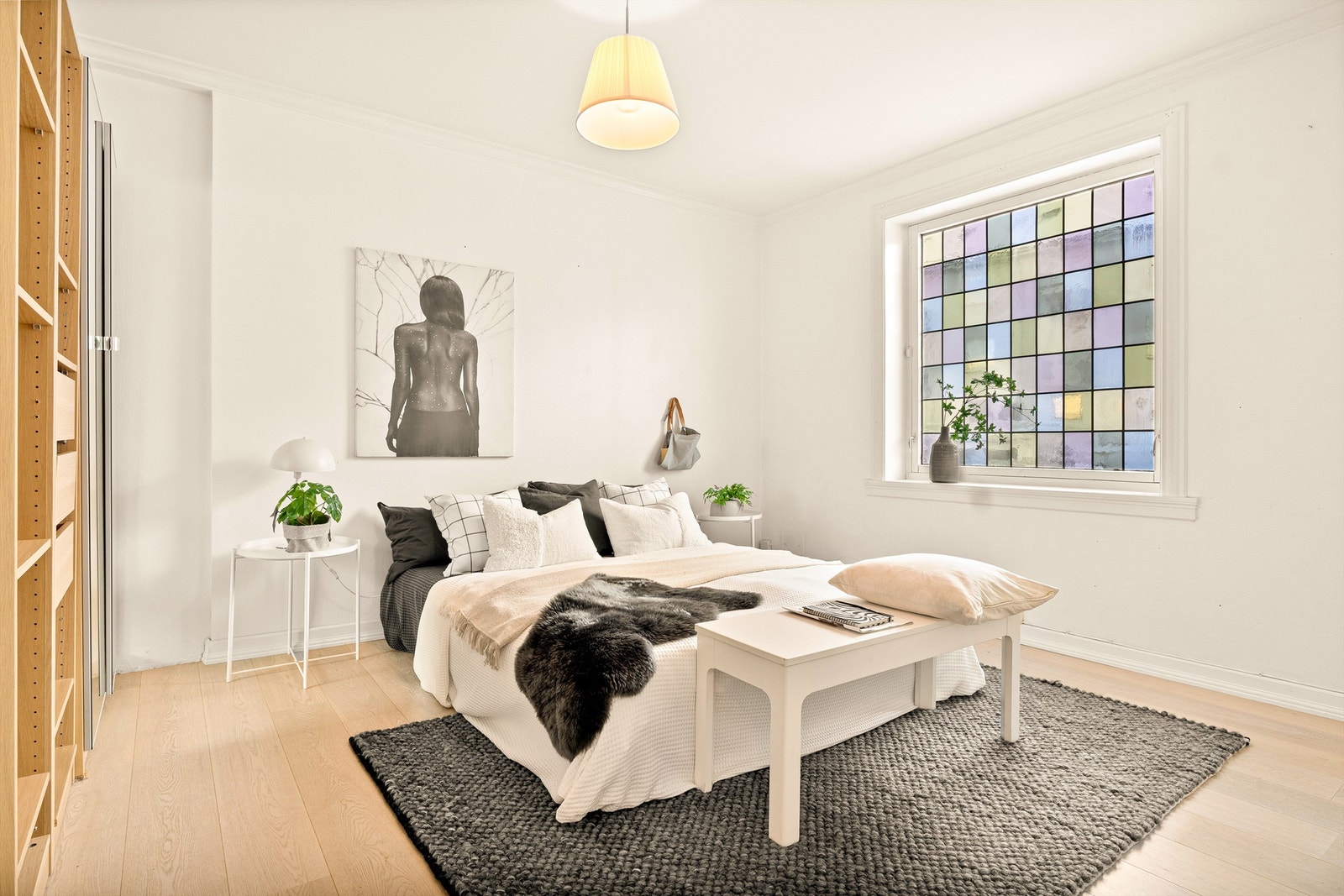 Stort og romslig soverom med god plass til dobbeltseng og annet møblement. Galleribilde