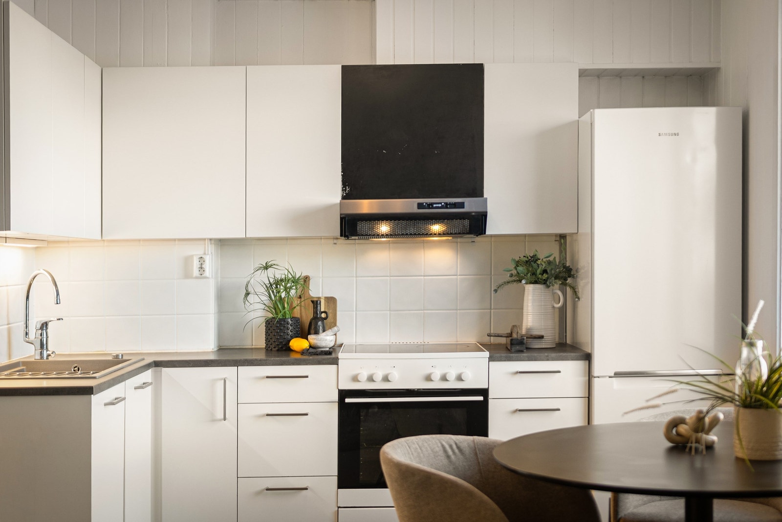 Kjøkkenet er utstyrt med stekeovn, kjøleskap og oppvaskmaskin. Galleribilde