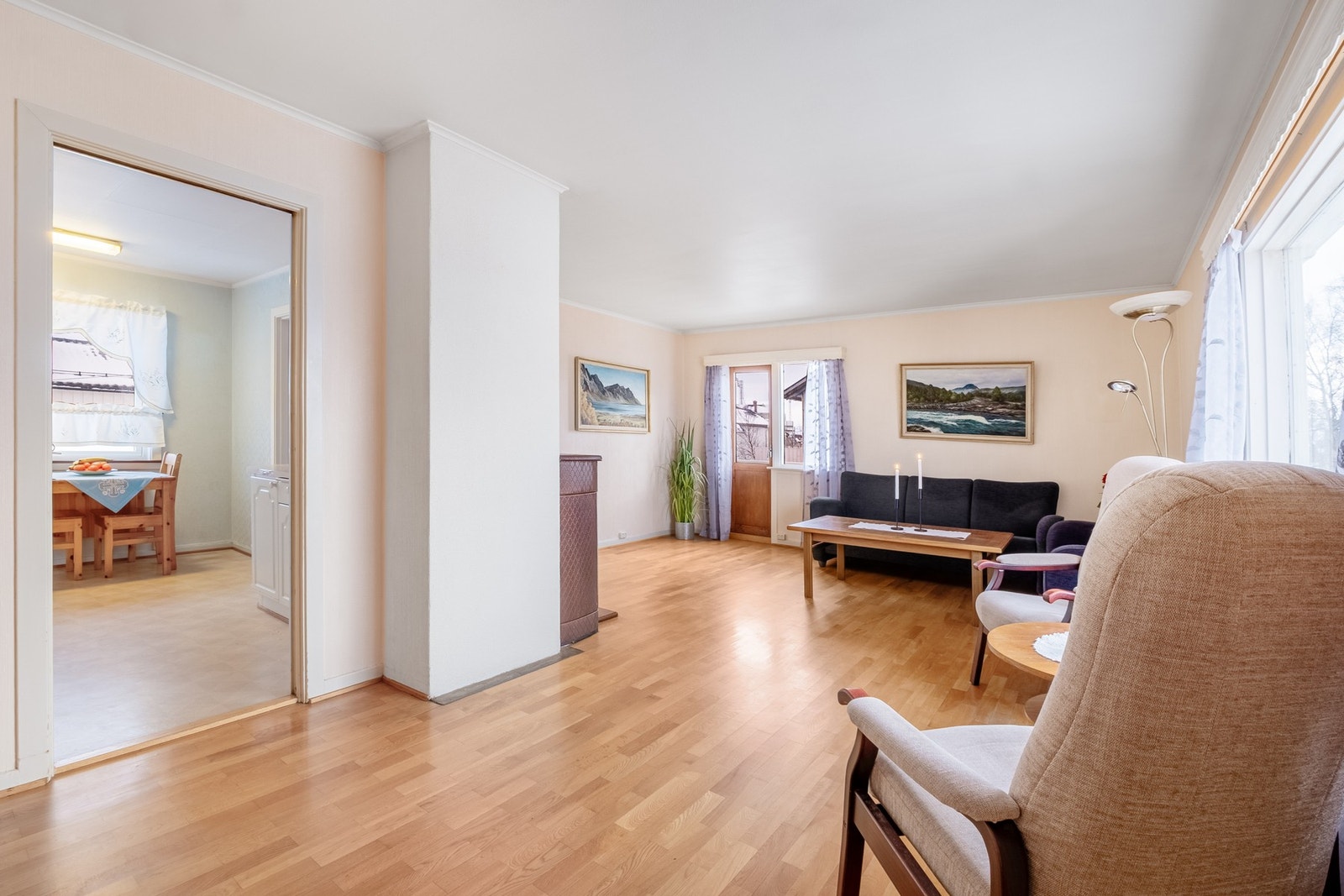 Lys og fin stue/spisestue i 2. etasje. Galleribilde