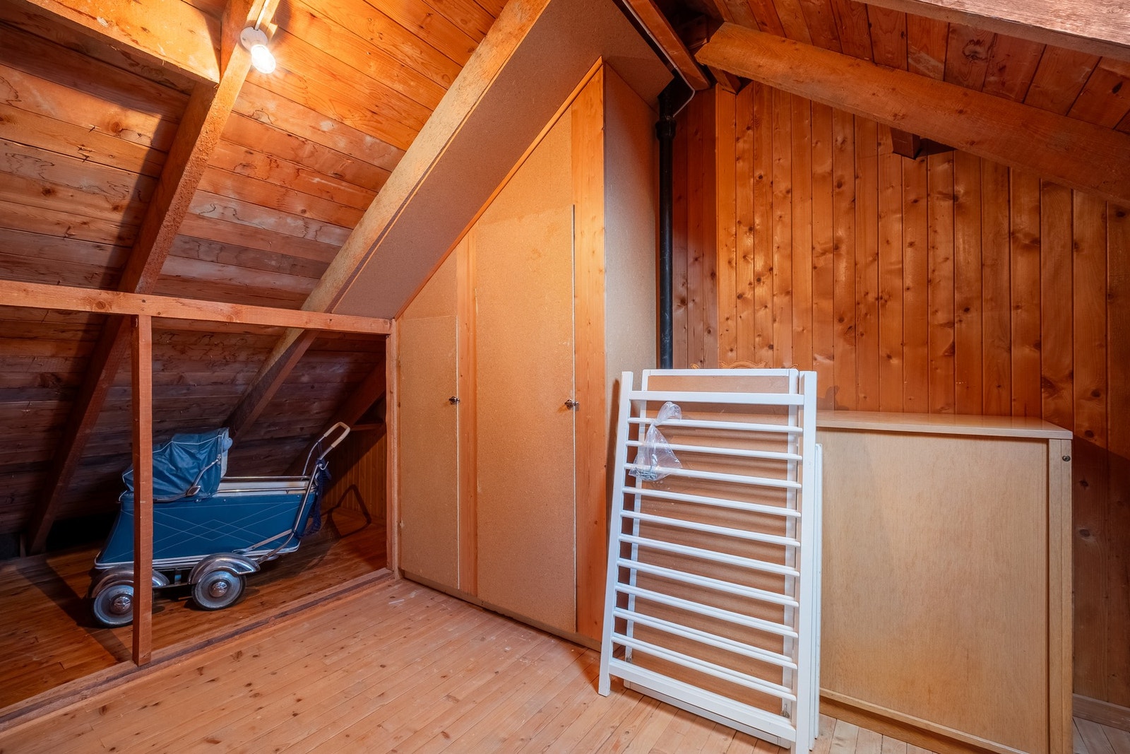 Loft. Det foreligger ikke tegninger av loftsetasjen. Se pkt. "Innhold" i salgsoppgave. Galleribilde