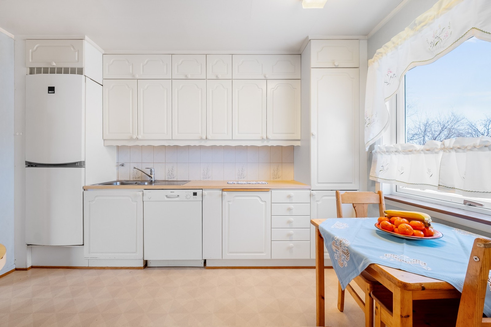 Hvitevarer som oppvaskmaskin, komfyr og kombinert kjøl/fryseskap medfølger handelen. Galleribilde