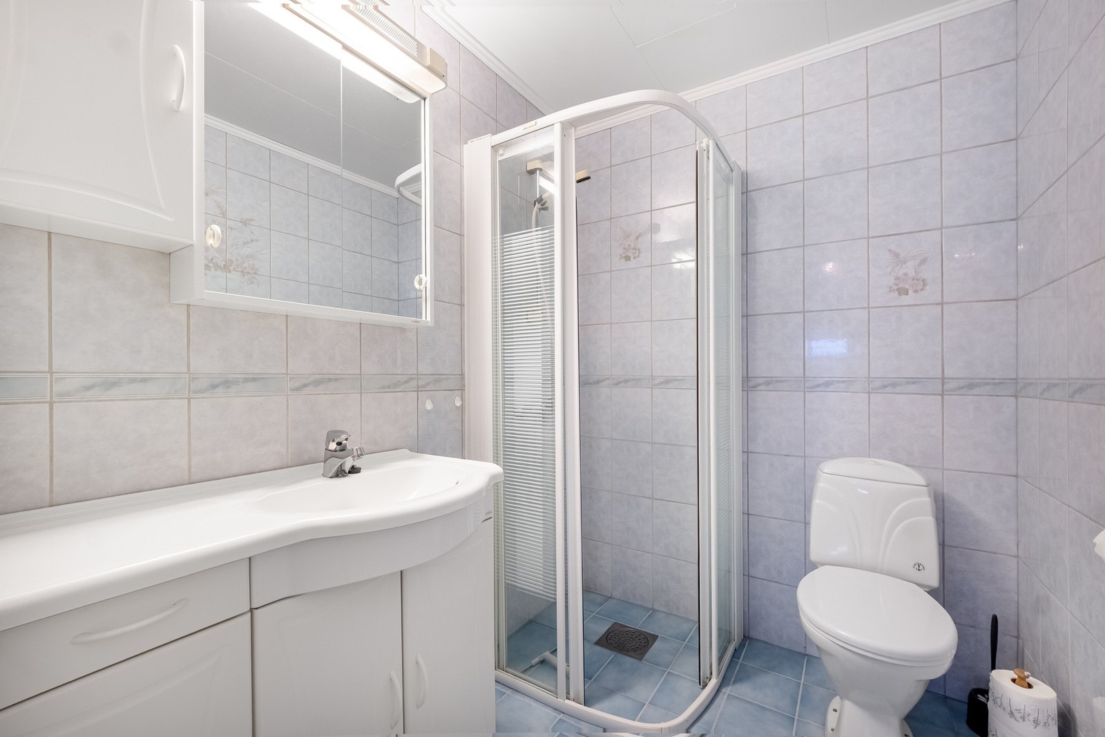 Flislagt bad med elektriske varmekabler i gulv. Innredning med servant, toalett og dusjnisje. Galleribilde