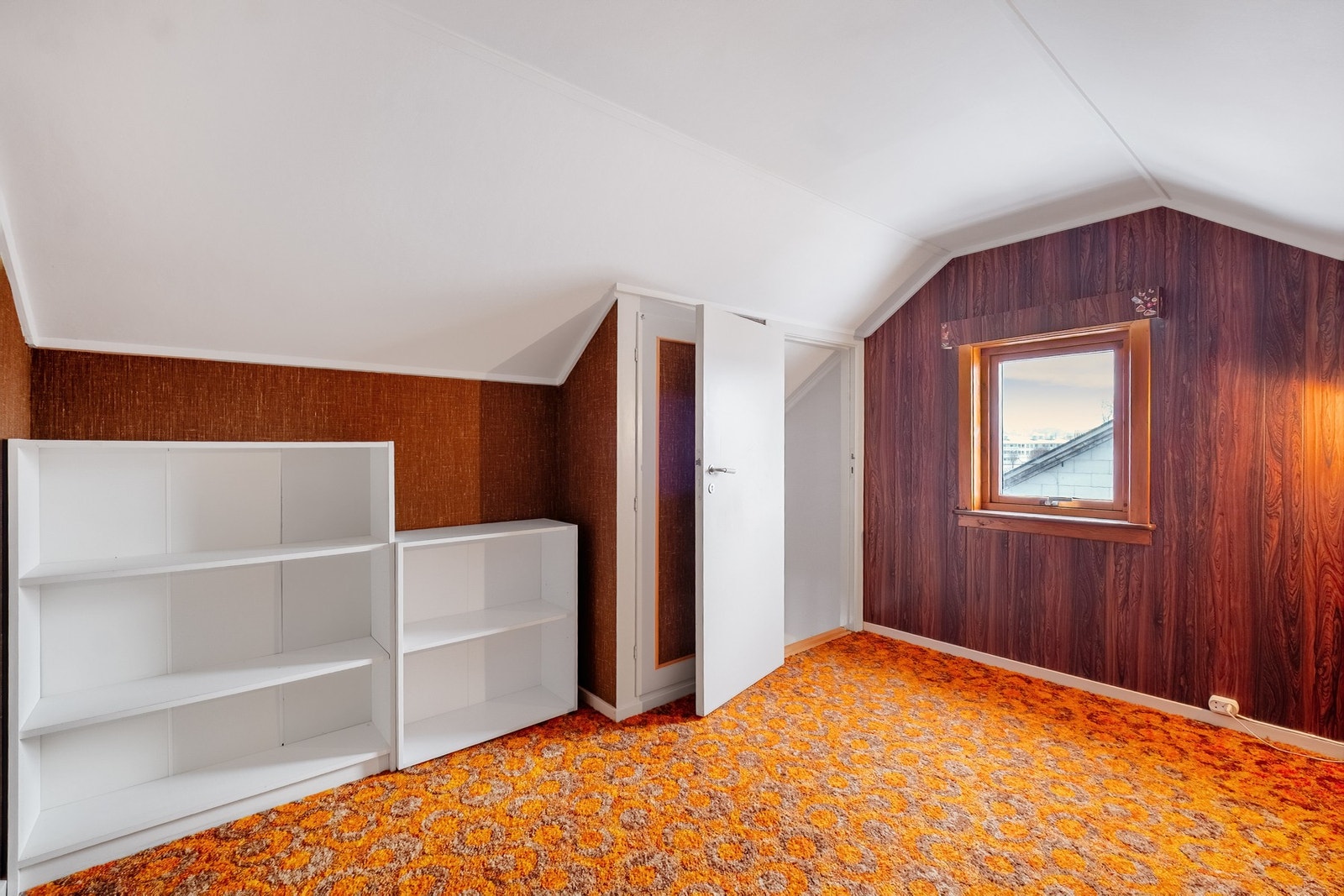 Loft. Det foreligger ikke tegninger av loftsetasjen. Se pkt. "Innhold" i salgsoppgave. Galleribilde