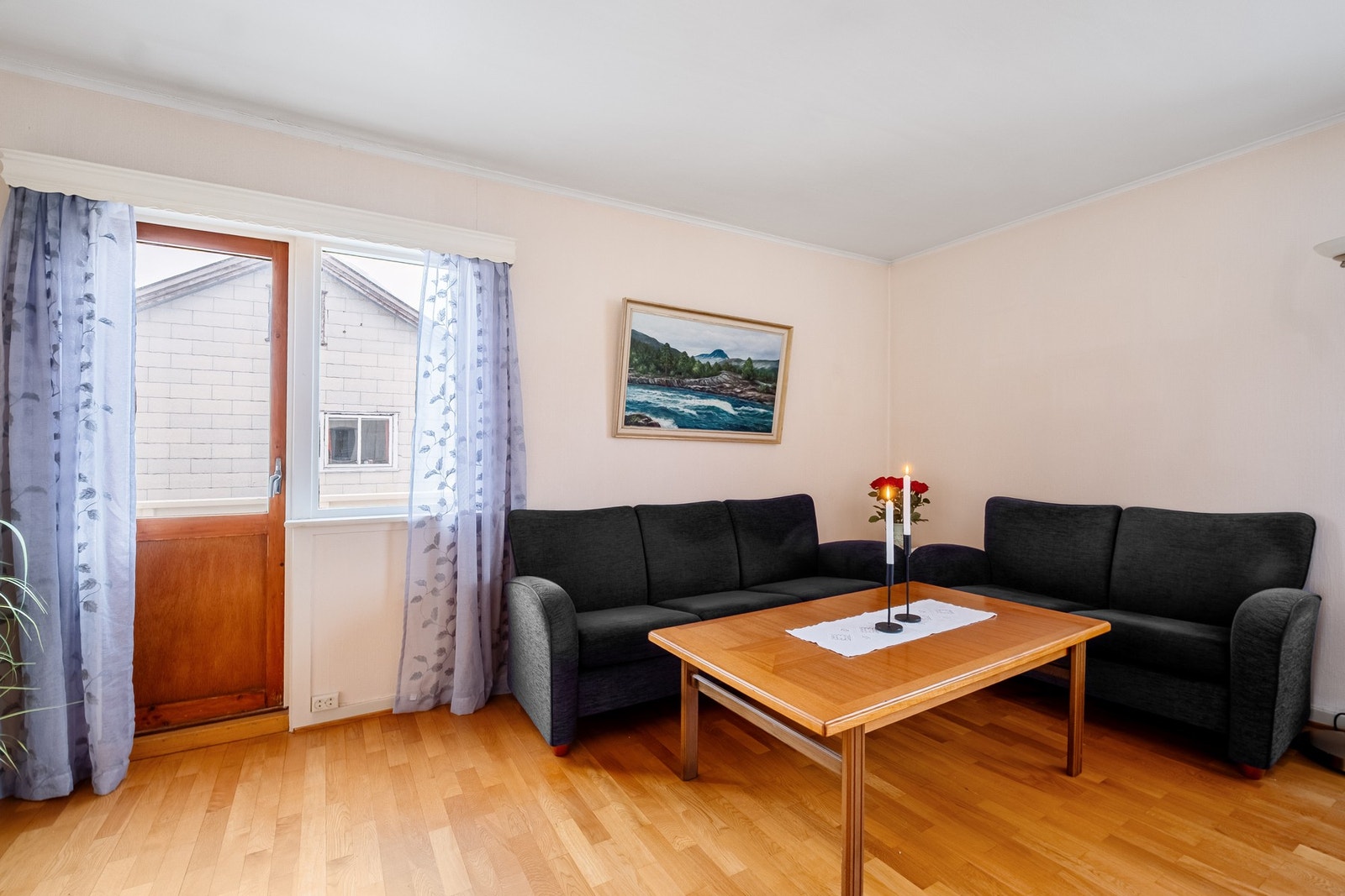 Utgang fra stuen til en østvendt luftebalkong på ca. 4m². Galleribilde