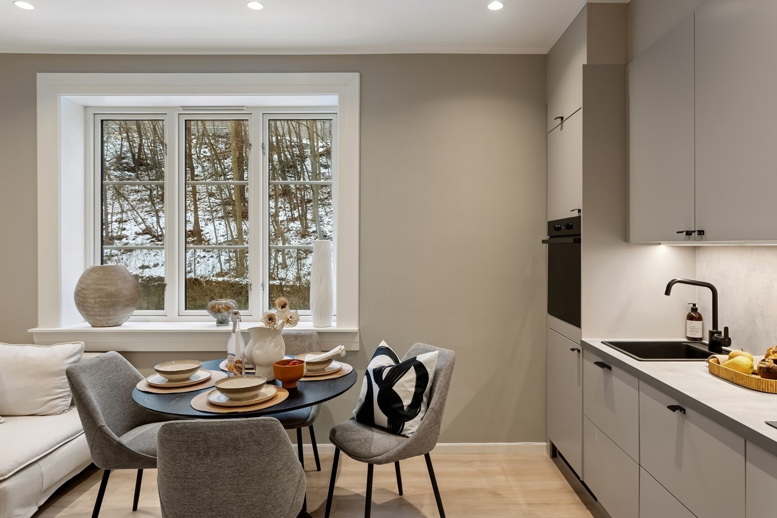 Med handelen følger platetopp, stekeovn, oppvaskmaskin og kjøl-/fryseskap. Galleribilde