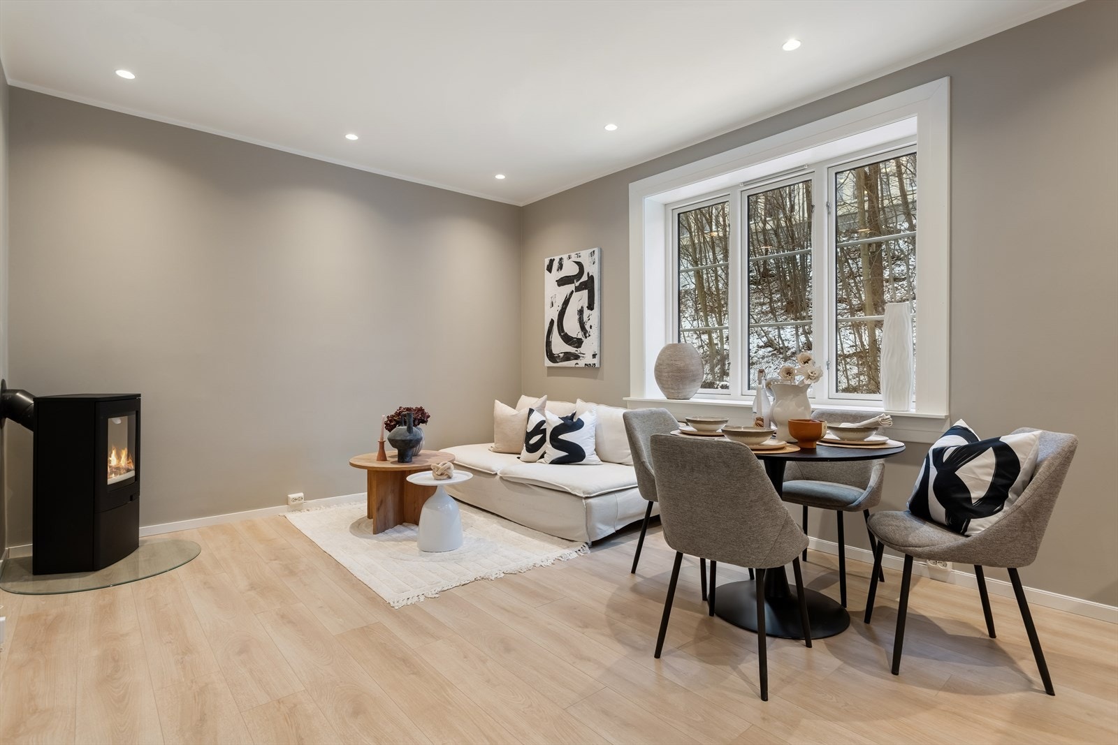 Hele boligen ble totaloppusset i 2026, inkludert det elektriske anlegget. Vinduer ble skiftet i 2024. Galleribilde