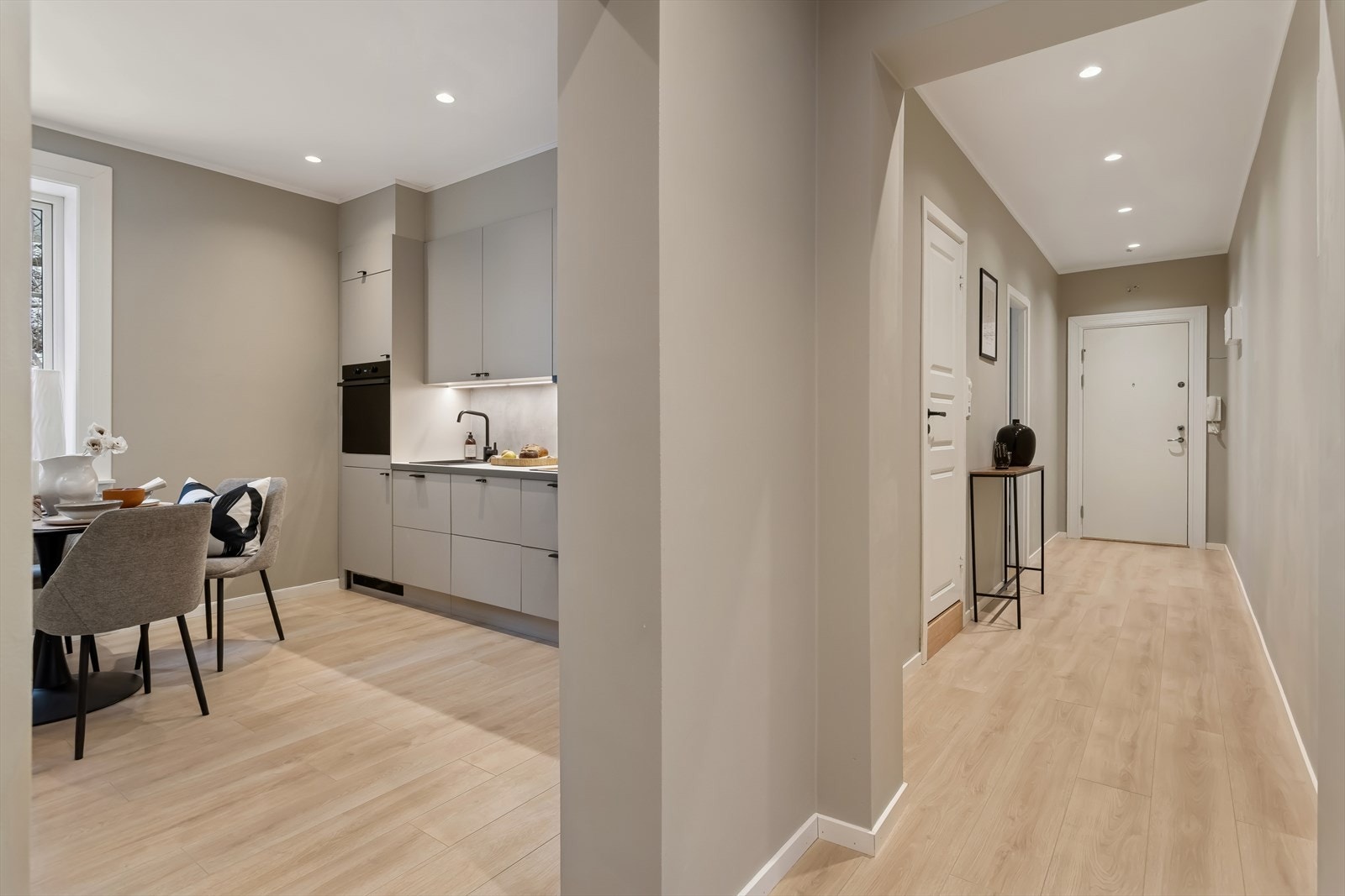 Innbydende entré med plass til å henge fra seg yttertøy og sette fra seg sko. Galleribilde