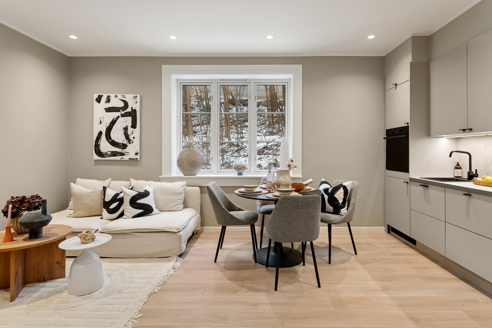 Stilren 3-roms selveierleilighet i byggets 2. etasje med attraktiv beliggenhet på populære St. Hanshaugen, like ved Alexander Kiellands plass. Galleribilde