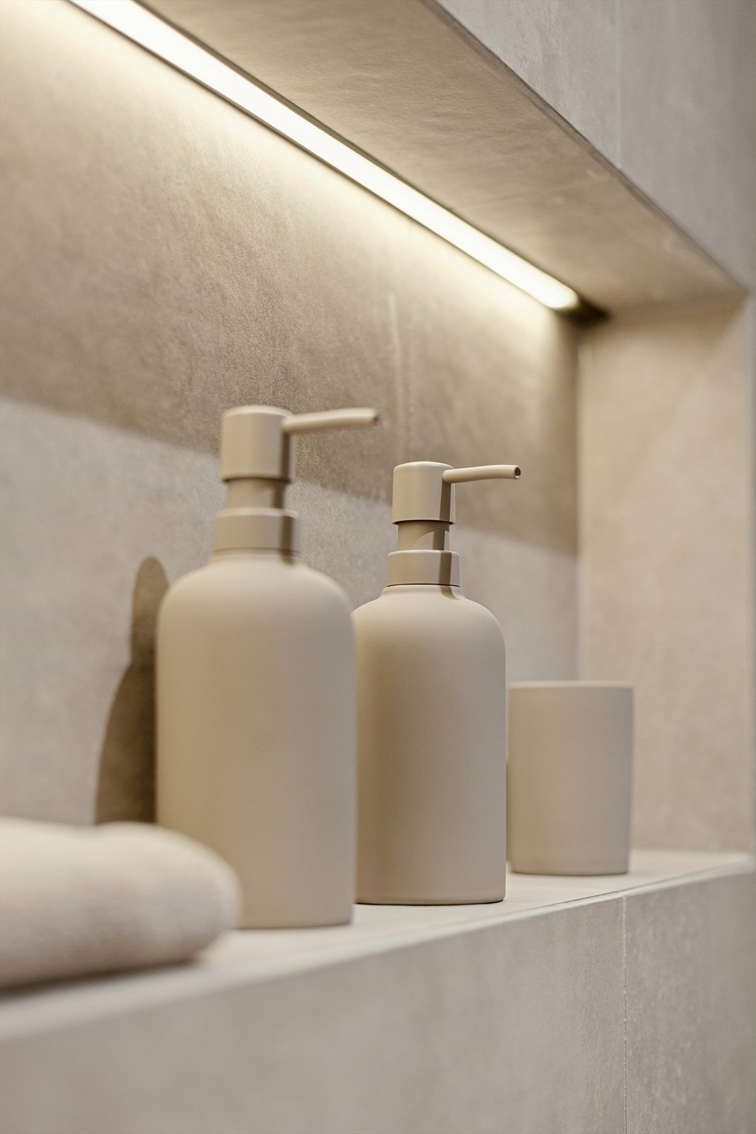 Innfelt hylle med integrert belysning i dusjnisjen gir praktisk oppbevaring og et stilrent, eksklusivt uttrykk. Galleribilde