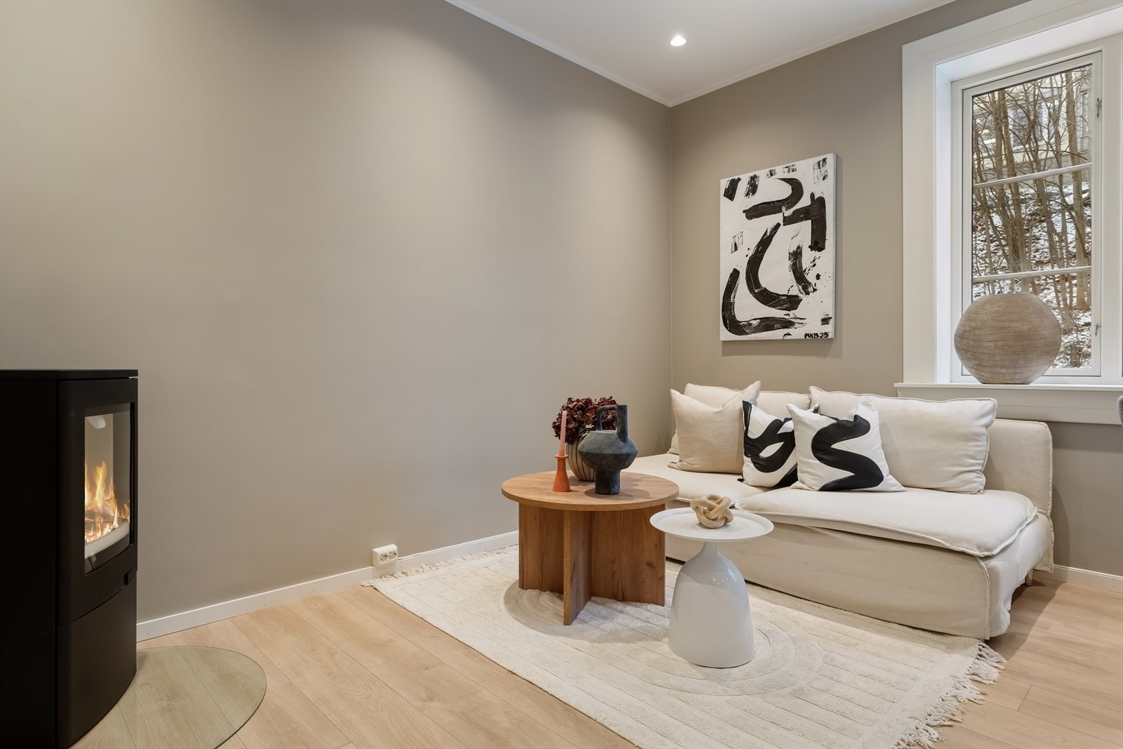 Tidsriktige farge- og materialvalg skaper et innbydende og helhetlig preg på boligen. Galleribilde