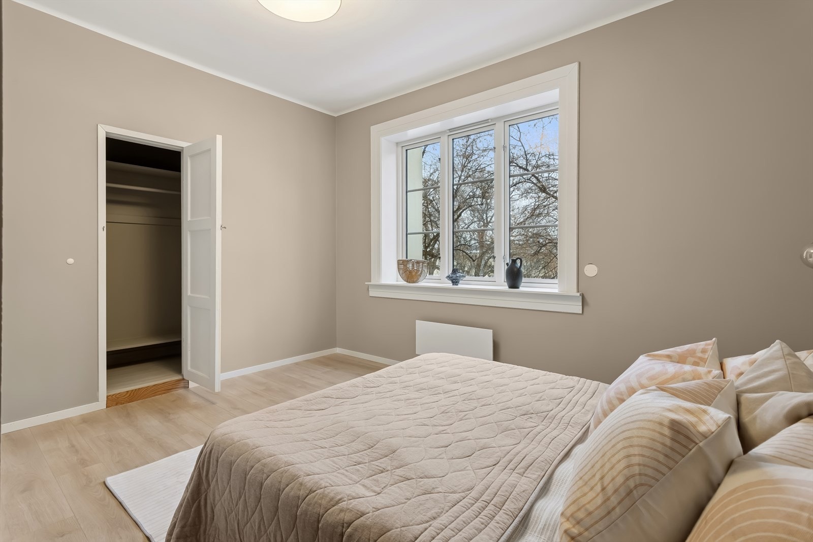 Hovedsoverommet har et skap (byggemeldt som tilleggsdel) som sørger for praktisk oppbevaringsplass. Galleribilde